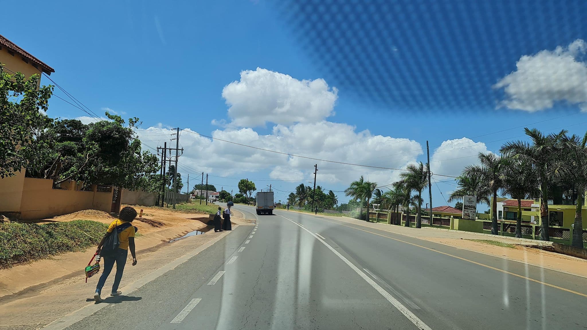 Street view near Farmar’s Hotel, Maxixe — © Roadsmoz (CC BY-SA · Mapillary)