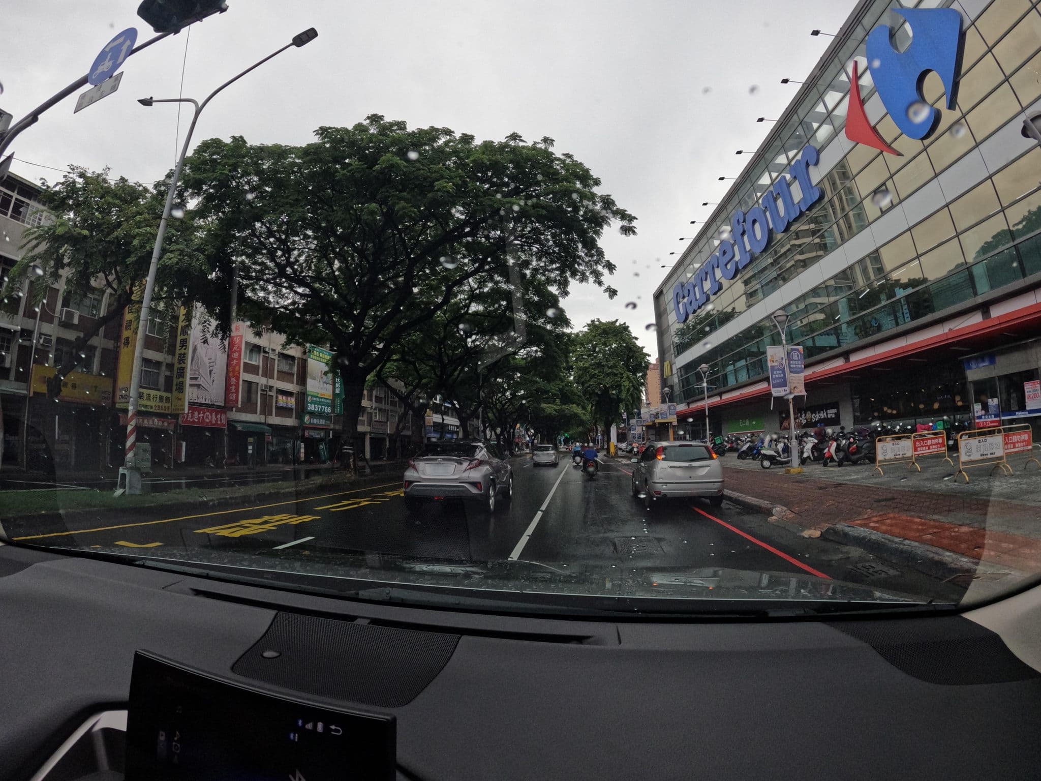 Street view near 燕林大旅社, Kaohsiung — © littlebtc (CC BY-SA · Mapillary)