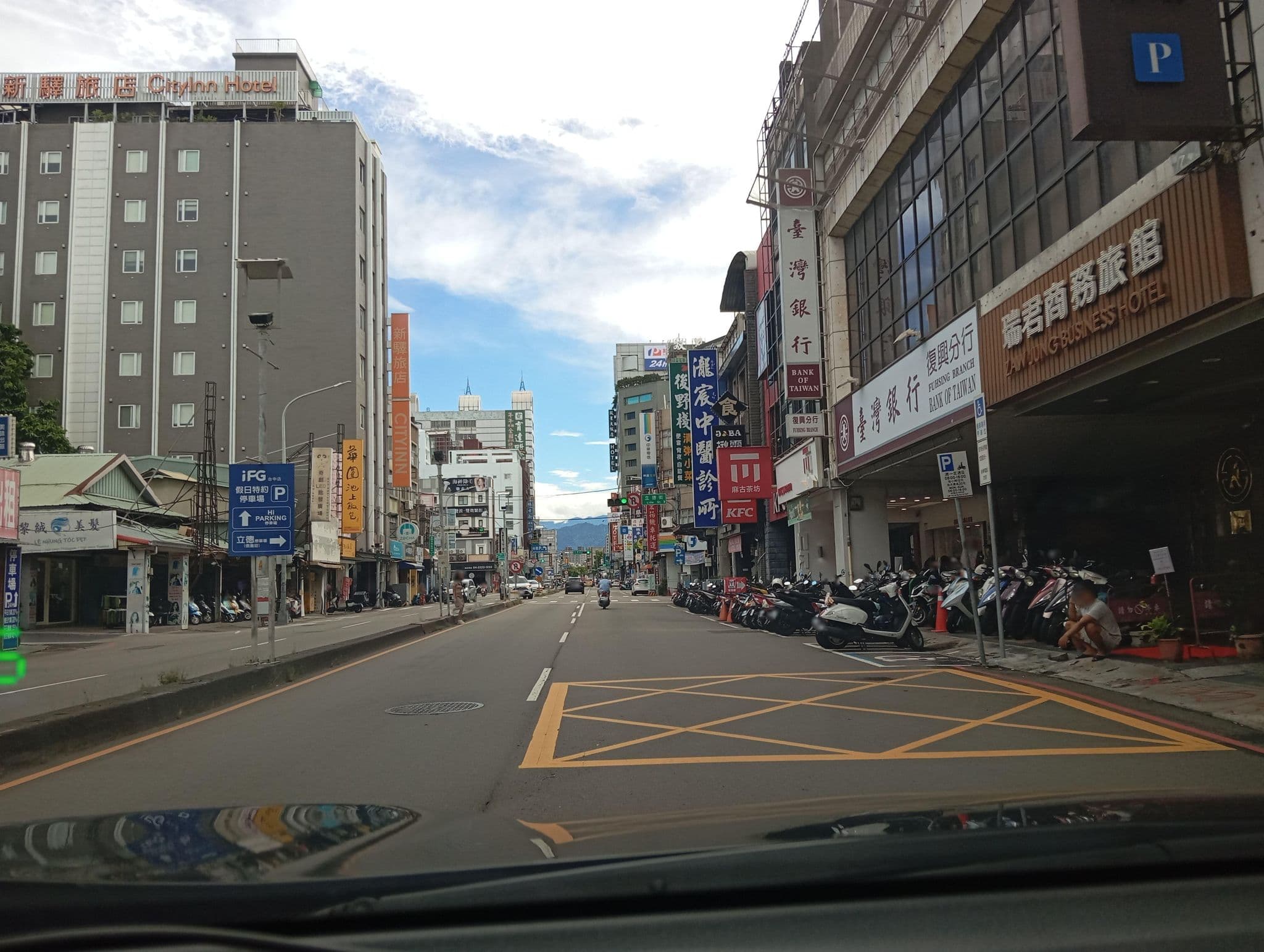 Street view near 龍城大旅社, Taichung — © hcyen (CC BY-SA · Mapillary)