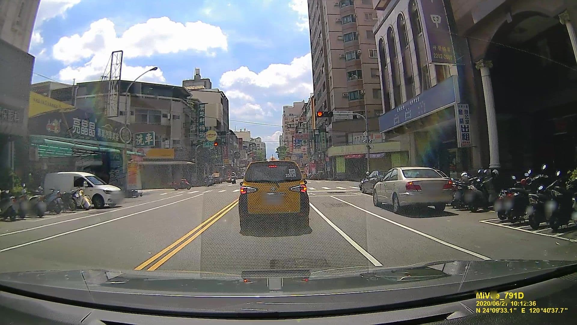 Street view near 法堤商旅, Taichung — © littlebtc (CC BY-SA · Mapillary)