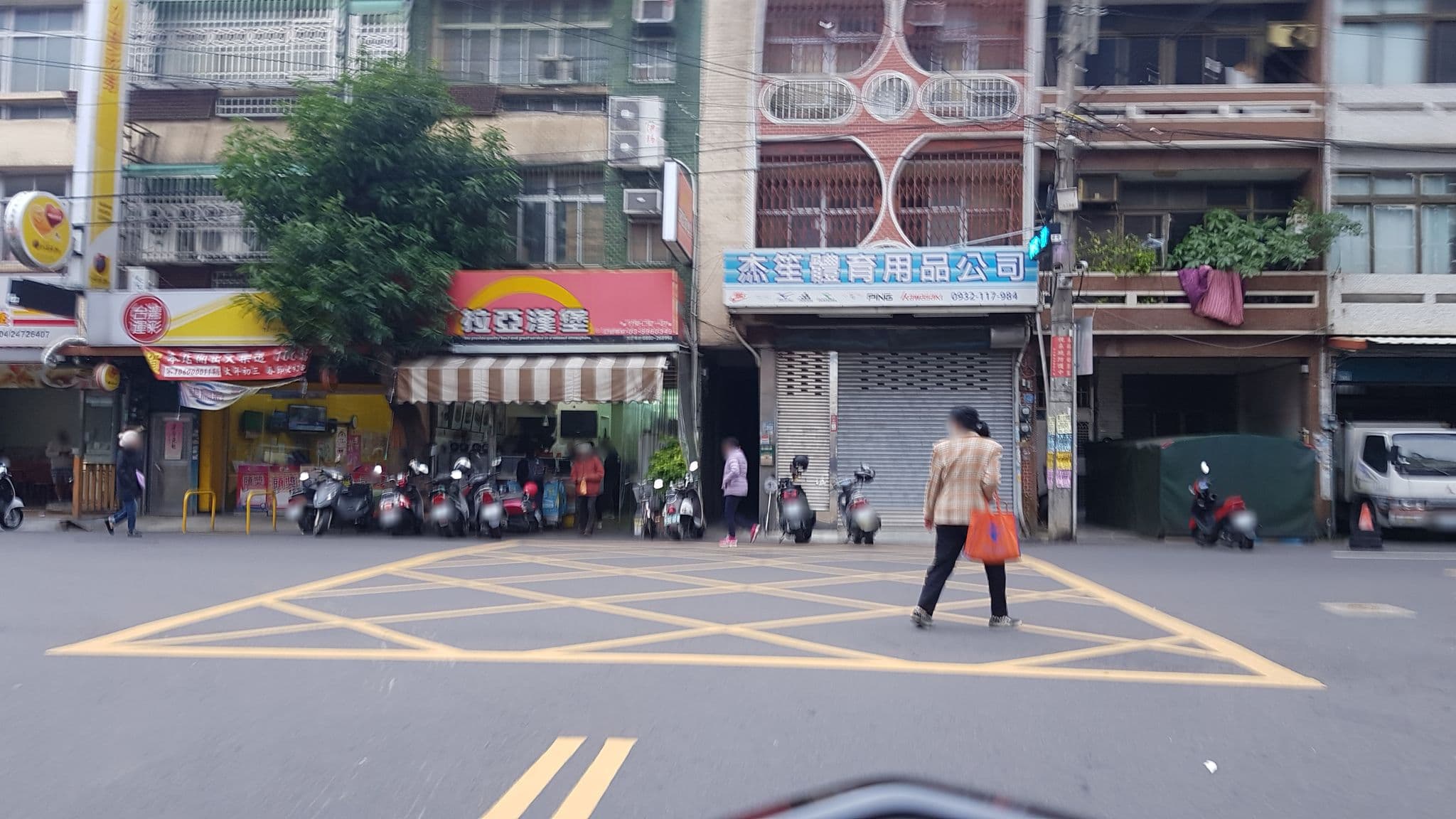 Street view near 大三元飯店, Zhudong — © jjjjj0209 (CC BY-SA · Mapillary)