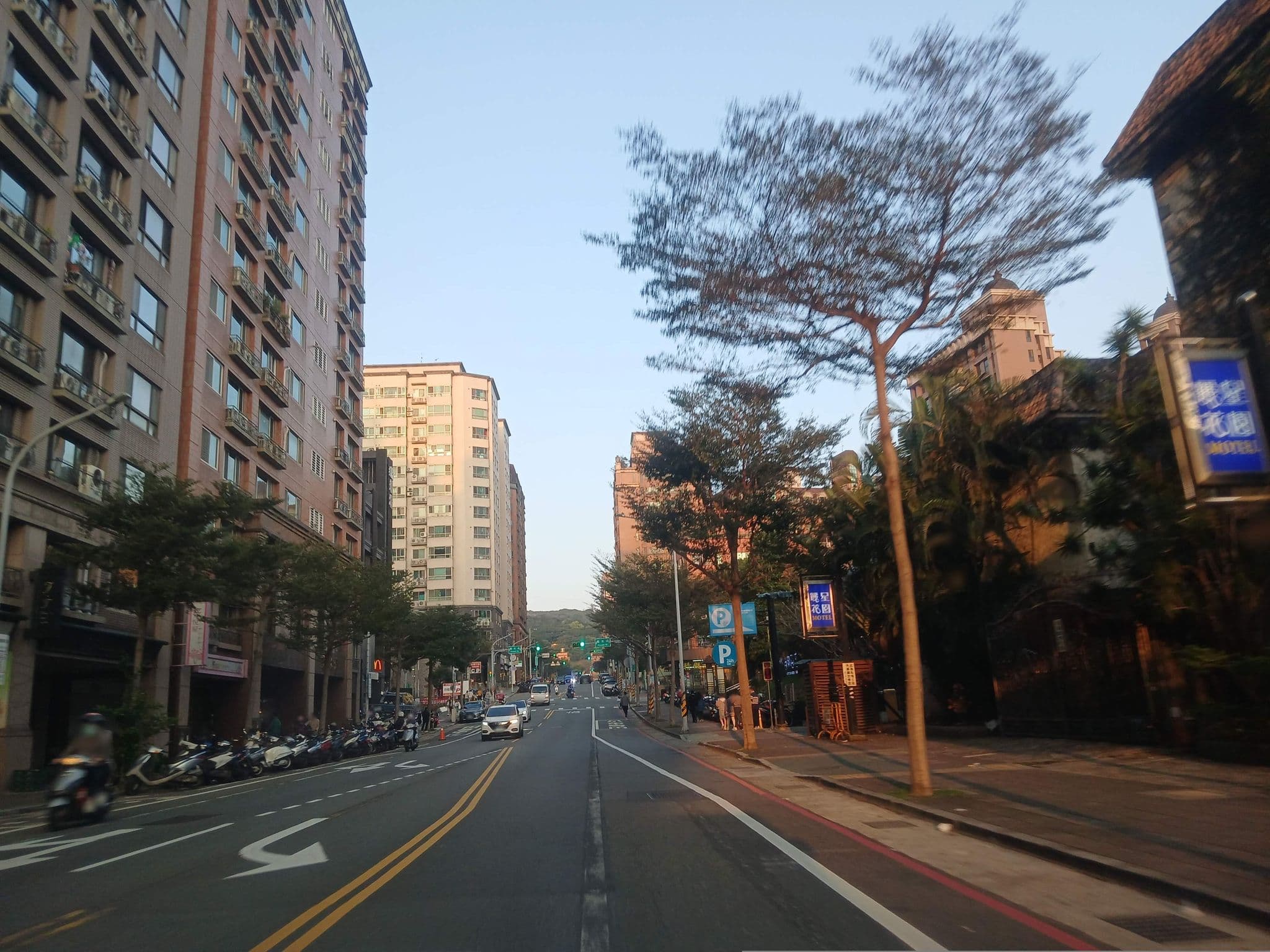 Street view near 麗星花園汽車旅館, Taoyuan — © Edison_Wen (CC BY-SA · Mapillary)