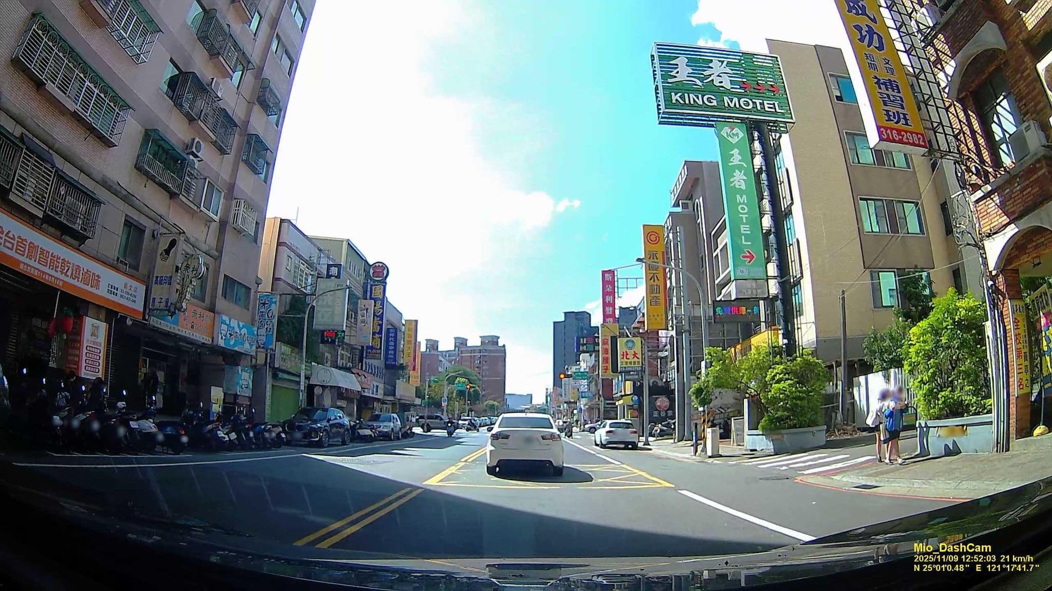 Street view near 真善美汽車商務旅館, Taoyuan — © hcyen (CC BY-SA · Mapillary)