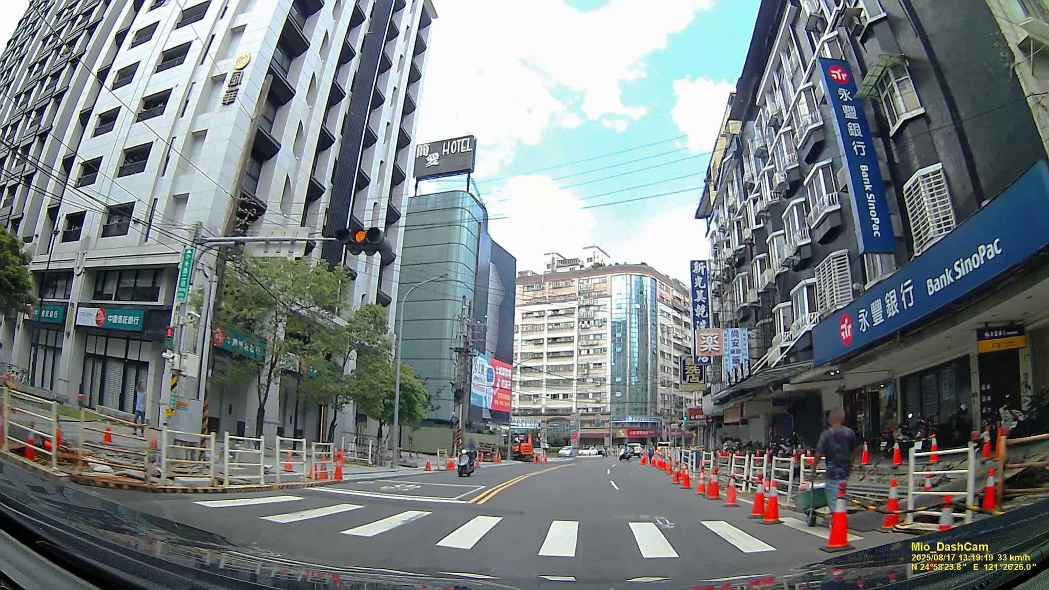 Street view near 三葉賓館, Shulin — © hcyen (CC BY-SA · Mapillary)