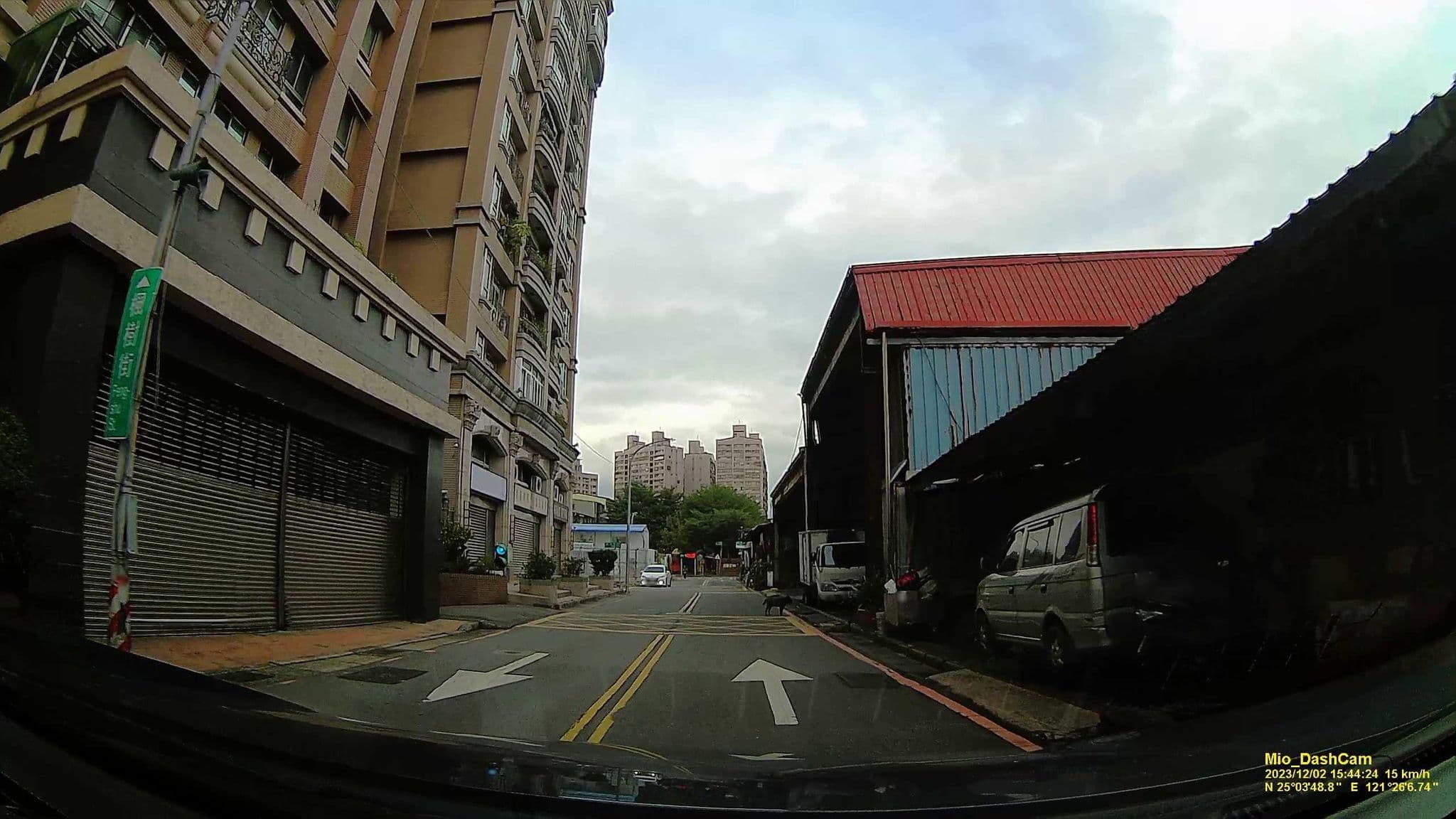 Street view near 泰皇商務汽車旅館, New Taipei City — © hcyen (CC BY-SA · Mapillary)