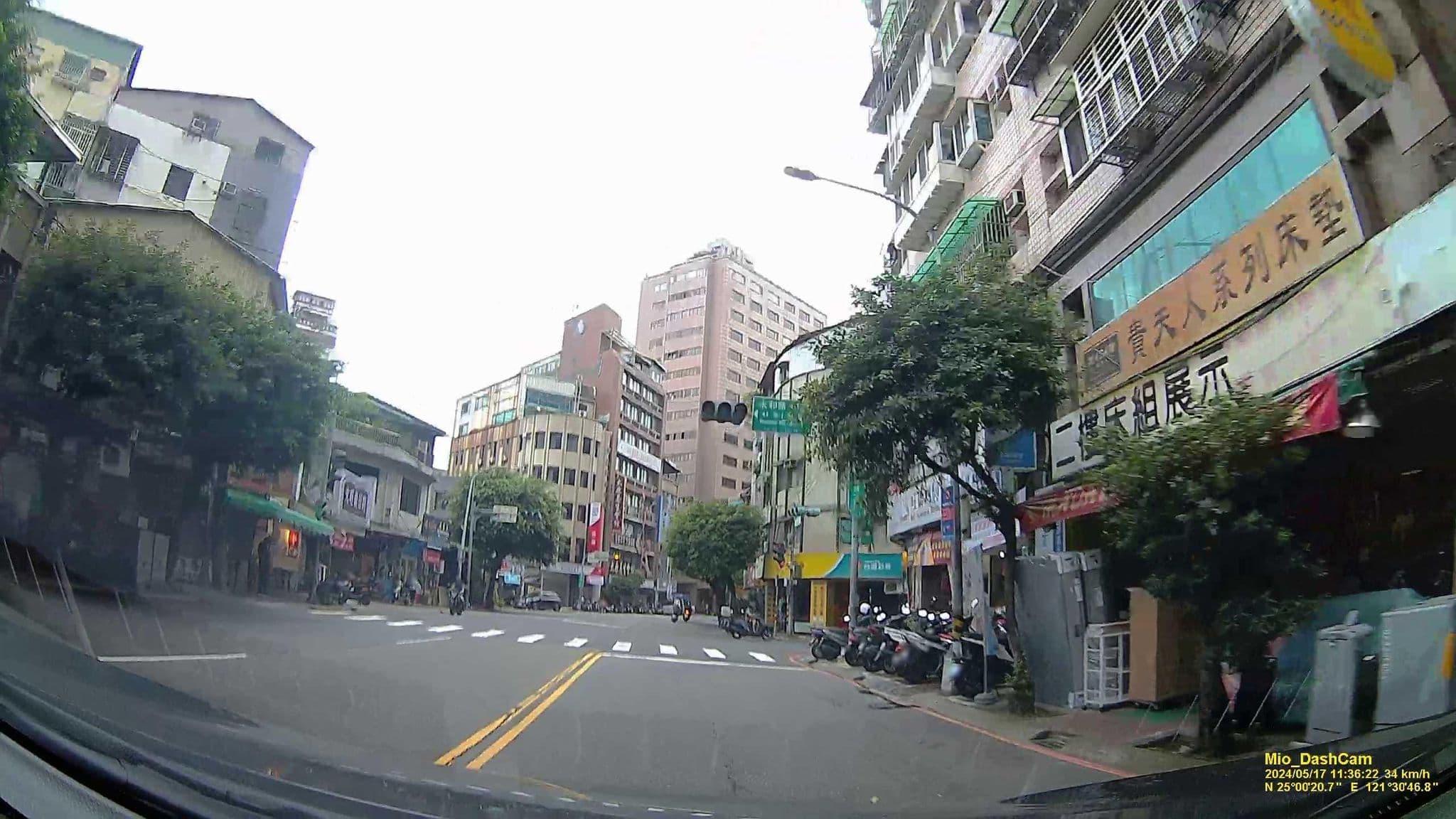 Street view near Meet Happy Hotel, Banqiao — © hcyen (CC BY-SA · Mapillary)