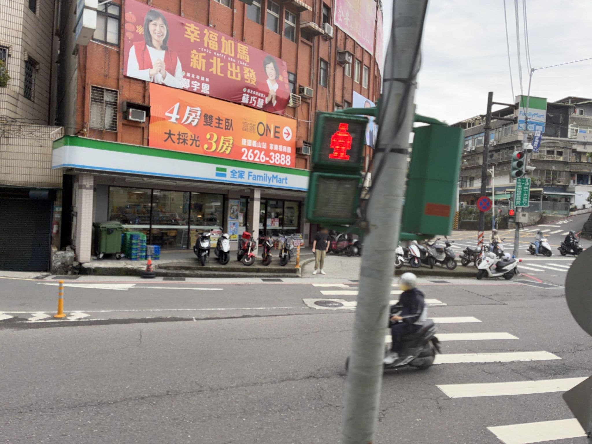 Street view near 藍色水岸淡水海景旅店 Blue River Hotel, Danshui — © ChenJJ (CC BY-SA · Mapillary)
