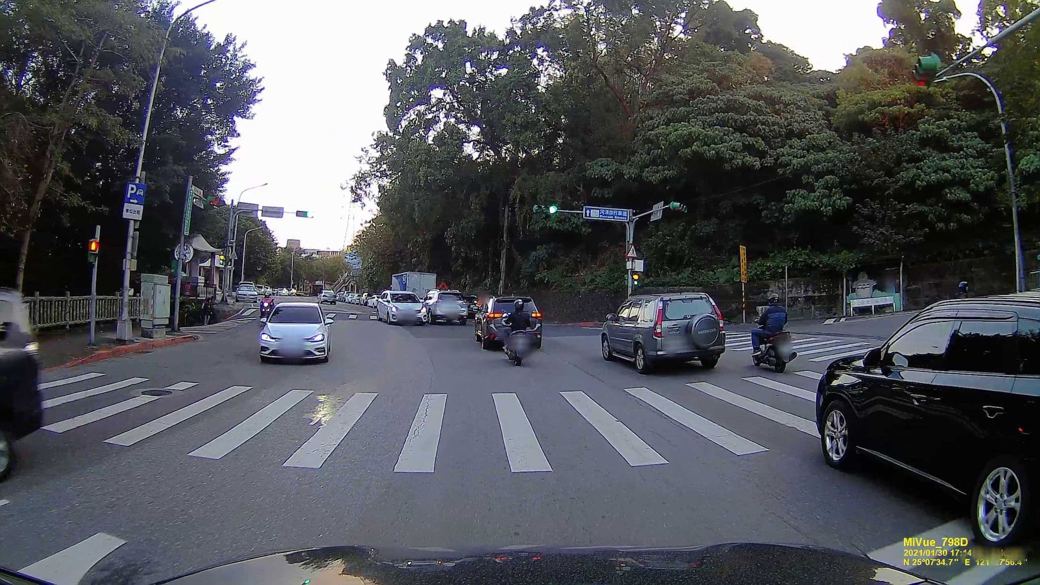 Street view near 鄉間小徑, Danshui — © hcyen (CC BY-SA · Mapillary)