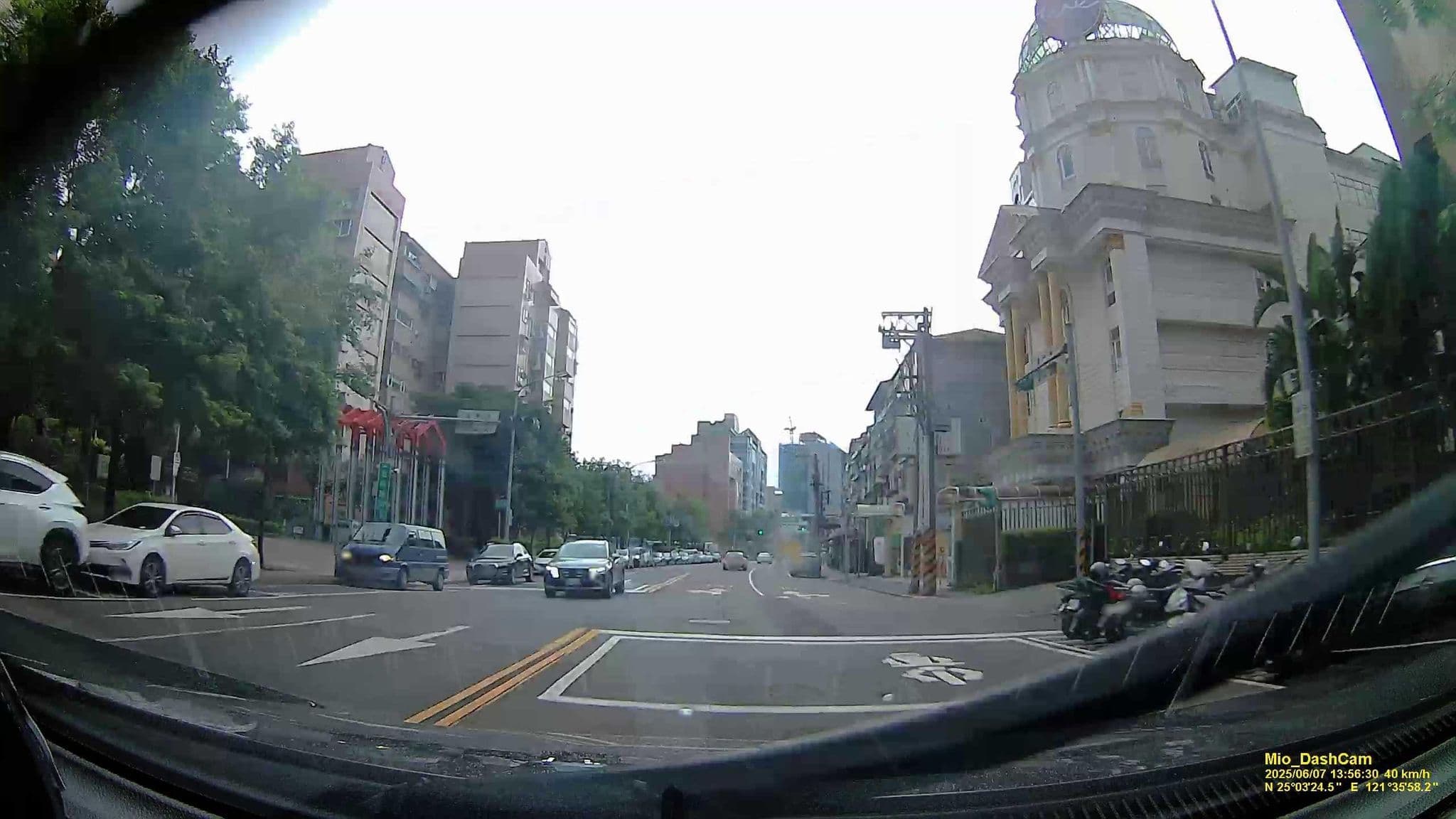 Street view near 法皇商務飯店, Neihu — © hcyen (CC BY-SA · Mapillary)