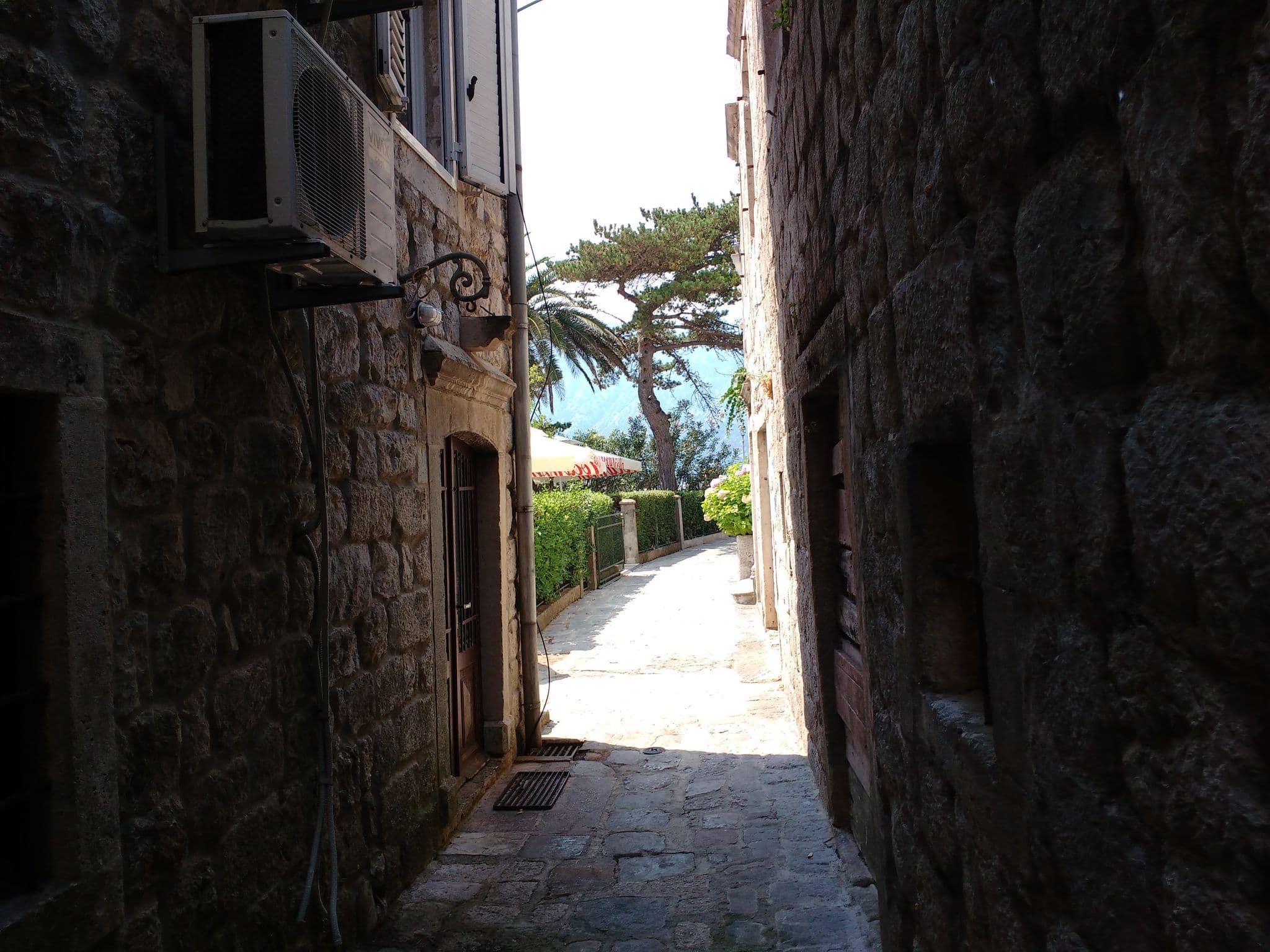 Street view near Heritage Hotel Leon Coronato, Risan — © tiagofassoni (CC BY-SA · Mapillary)