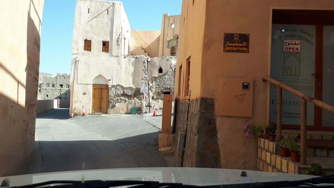 Street view near البيت العماني للضيافة Omani Guest House, Nizwá — © geoeki (CC BY-SA · Mapillary)