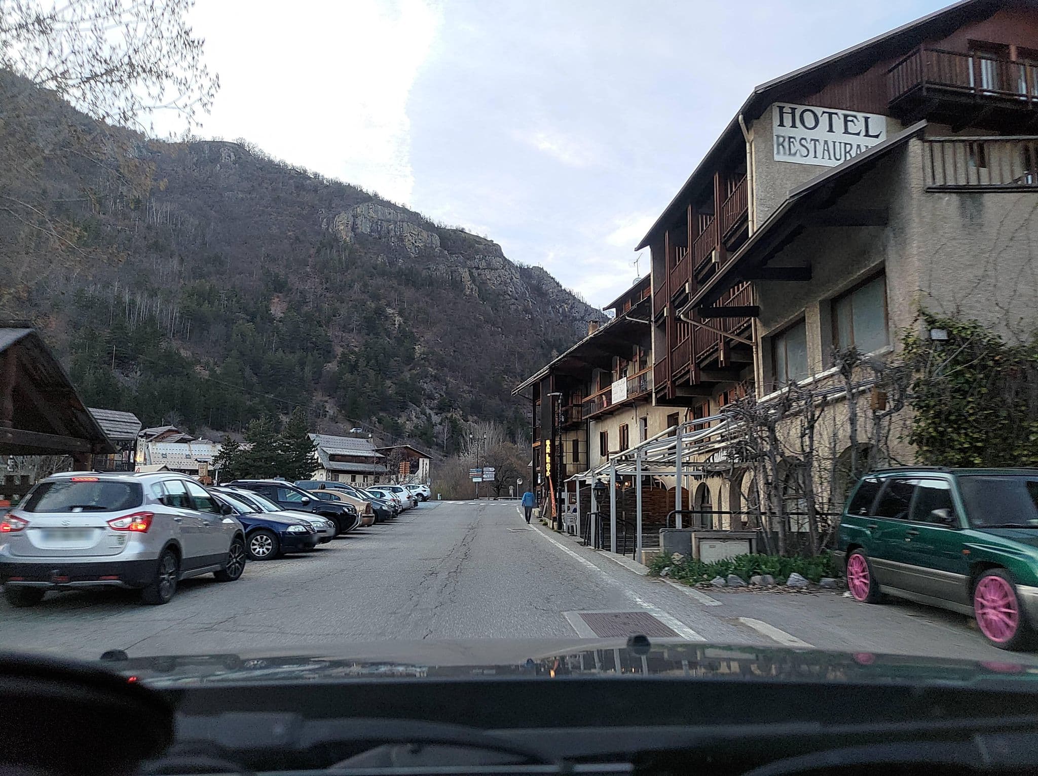 Street view near Restaurant L'Edelweiss, Saint-Martin-de-Queyrières — © MatthieuF4FNE (CC BY-SA · Mapillary)