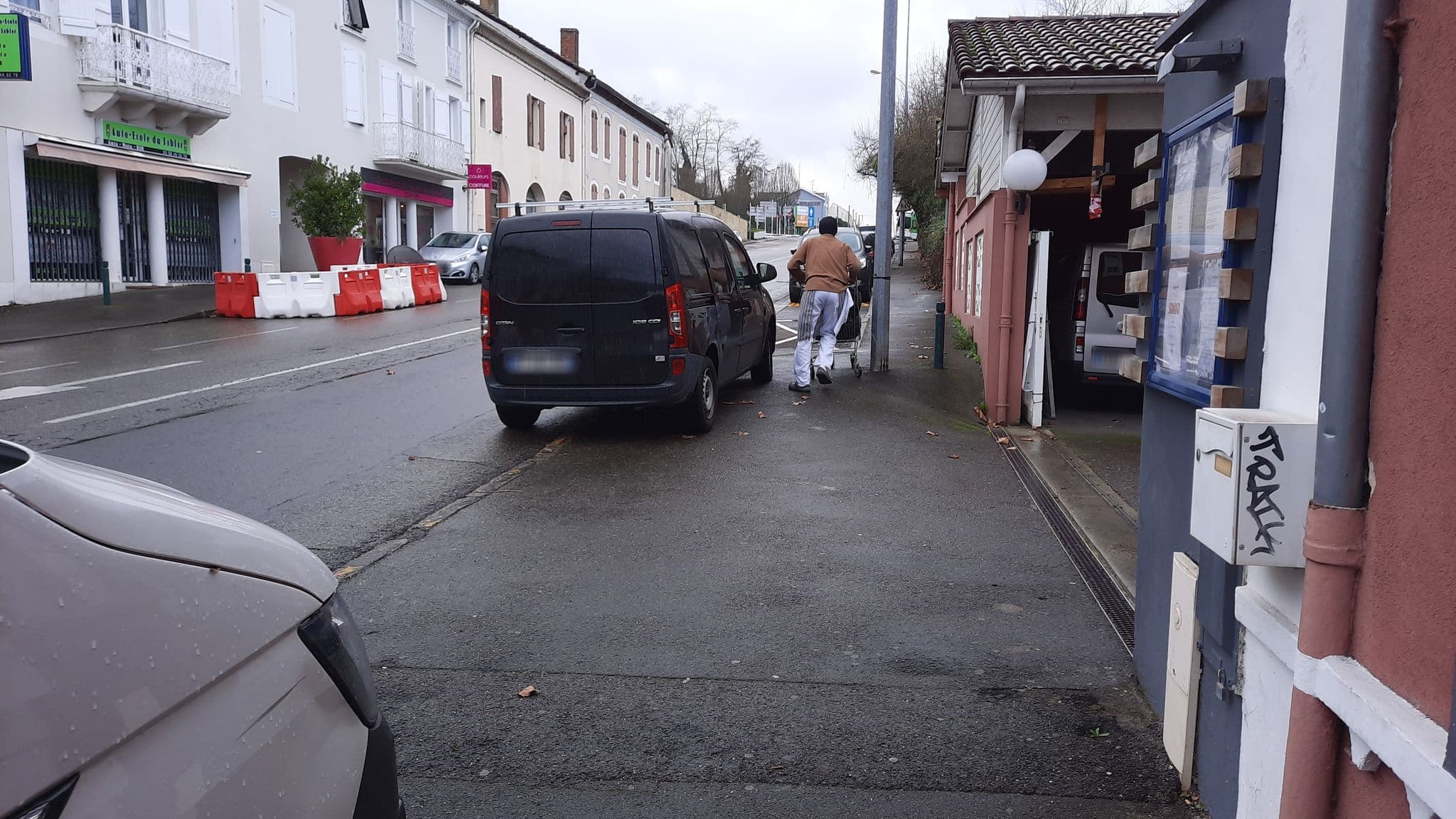 Street view near Les Pyrénées, Mont-de-Marsan — © jaja40 (CC BY-SA · Mapillary)