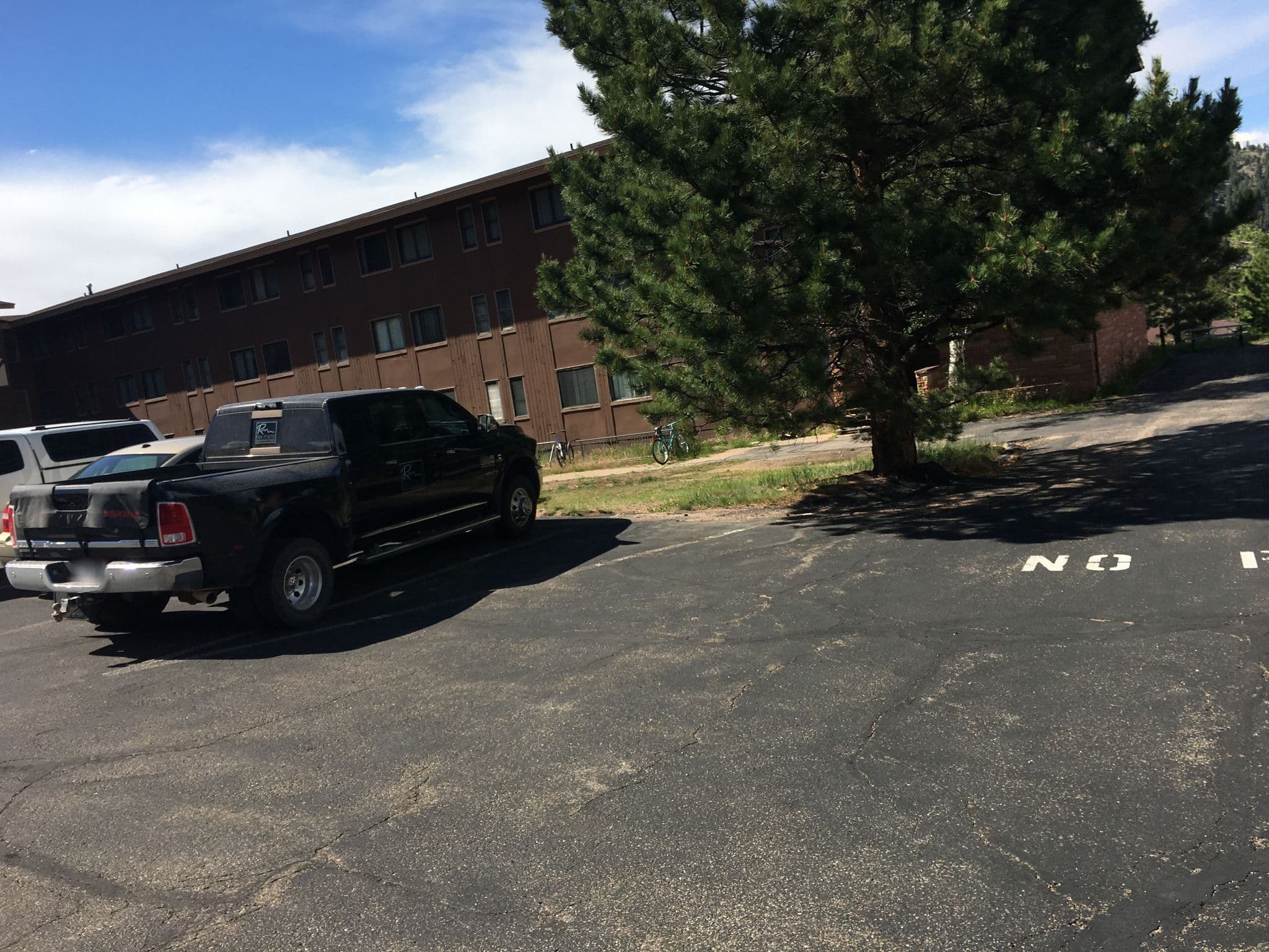Street view near Mount Ypsilon Lodge, Estes Park — © hereitgoes (CC BY-SA · Mapillary)