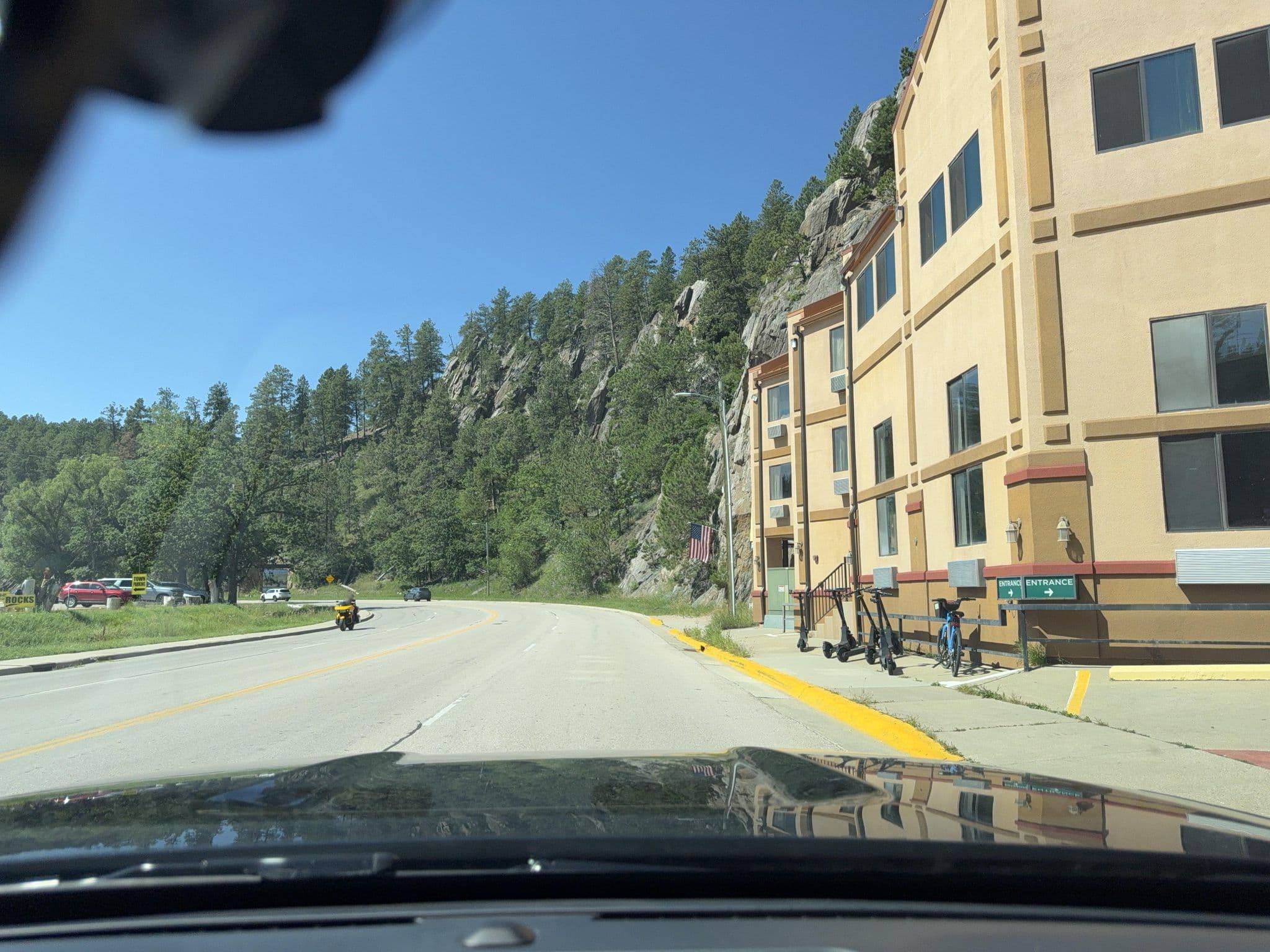 Street view near Mt Rushmore's Washington Inn, Colonial Pine Hills — © whitecotton (CC BY-SA · Mapillary)