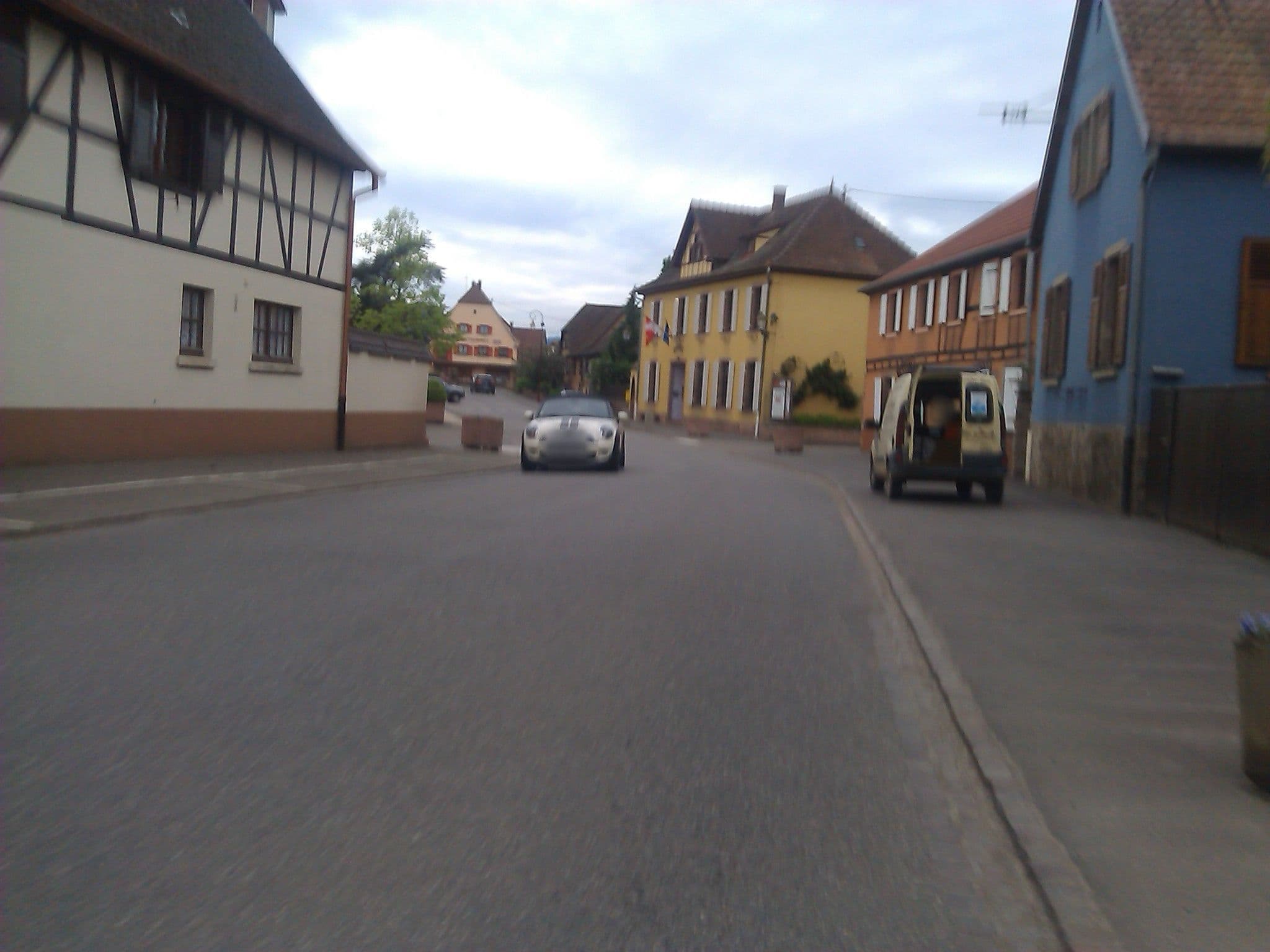 Street view near Hôtel Les Hirondelles, Guémar — © changchun1 (CC BY-SA · Mapillary)