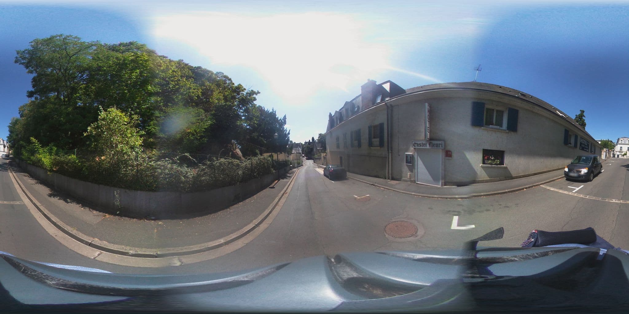 Street view near Castel Fleuri, Saint-Cyr-sur-Loire — © alixun (CC BY-SA · Mapillary)