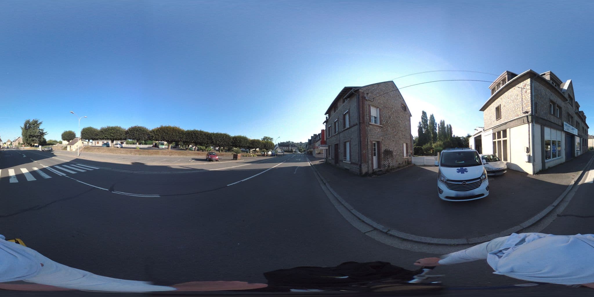 Street view near Hôtel de France, Domfront — © geovelo (CC BY-SA · Mapillary)