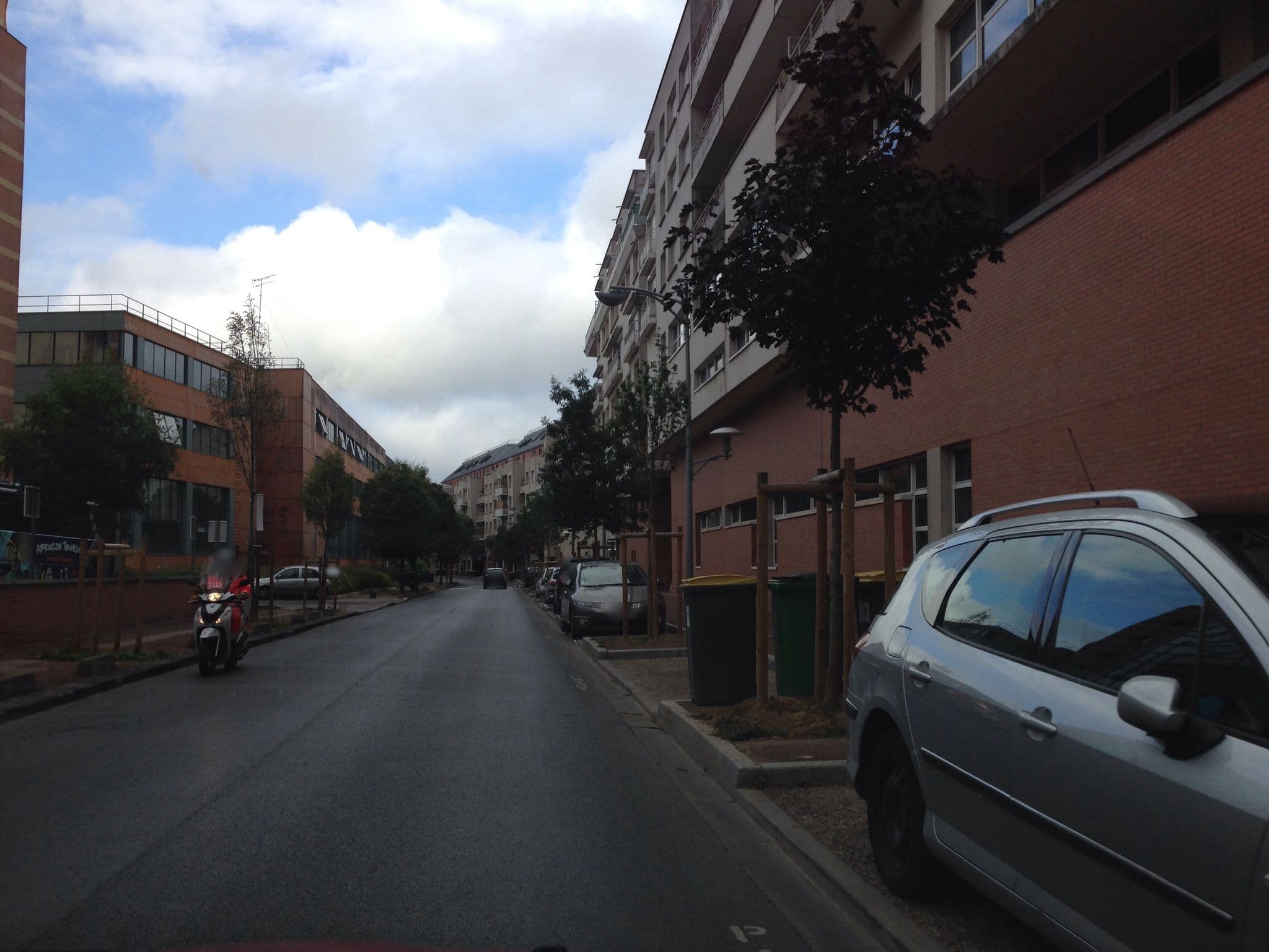 Street view near Ibis, Issy-les-Moulineaux — © gco (CC BY-SA · Mapillary)