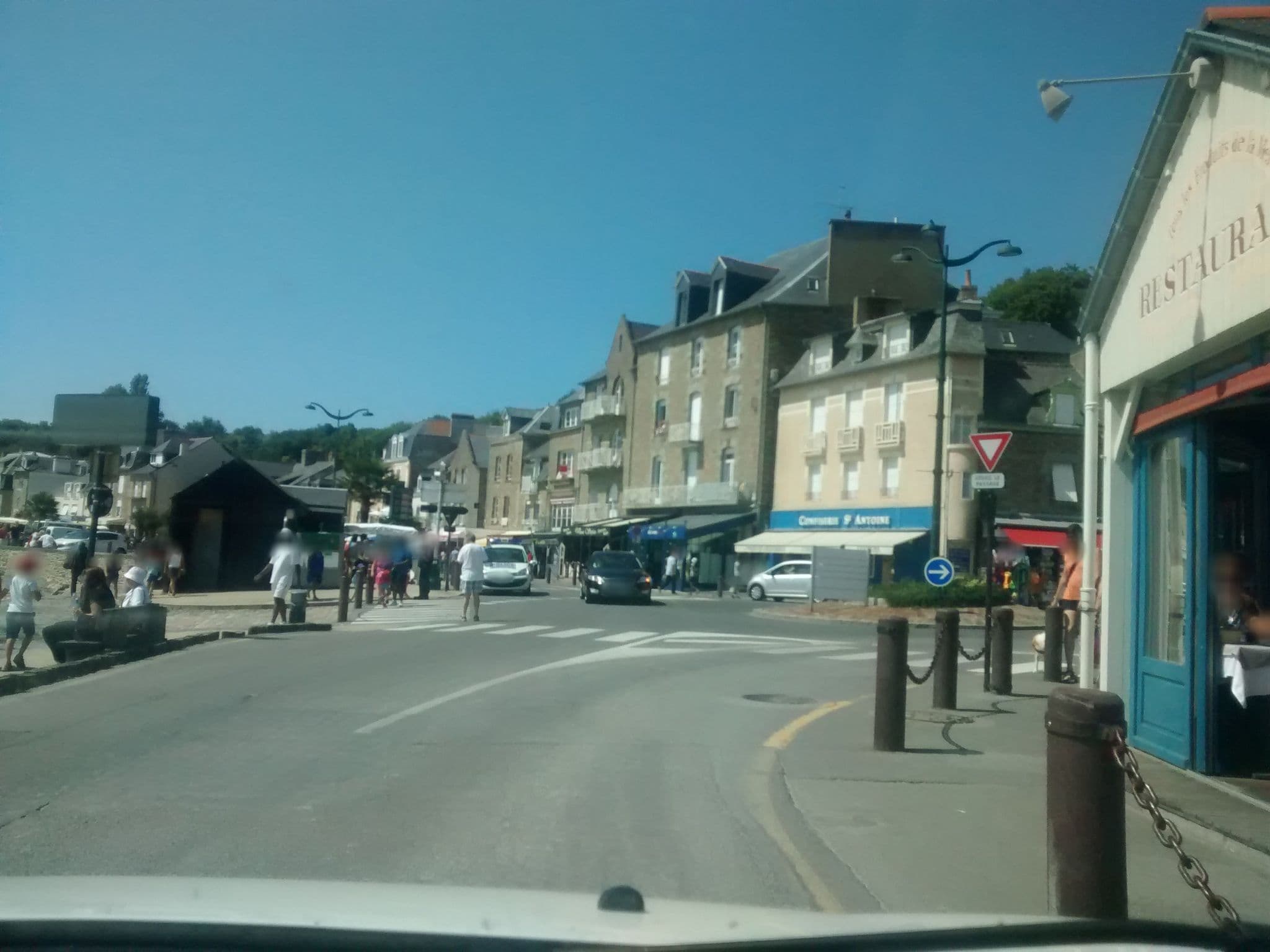 Street view near La Mère Champlain, Cancale — © mgageo (CC BY-SA · Mapillary)
