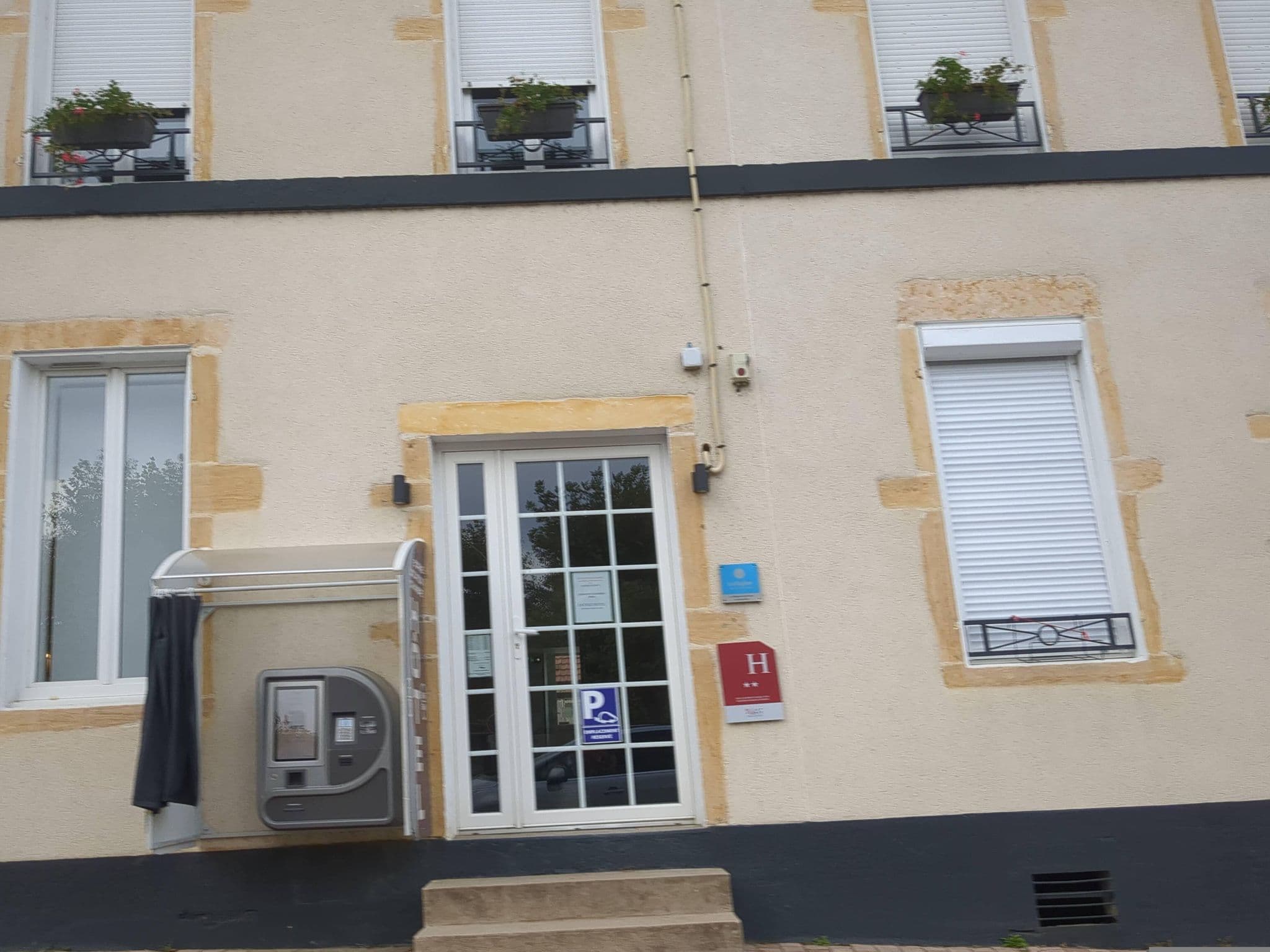 Street view near La Roseraie, Dompierre-sur-Besbre — © Aurel4012 (CC BY-SA · Mapillary)