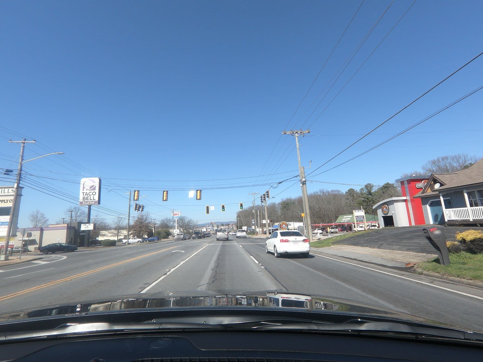 Street view near Royal Inn, Calhoun — © chuck (CC BY-SA · Mapillary)