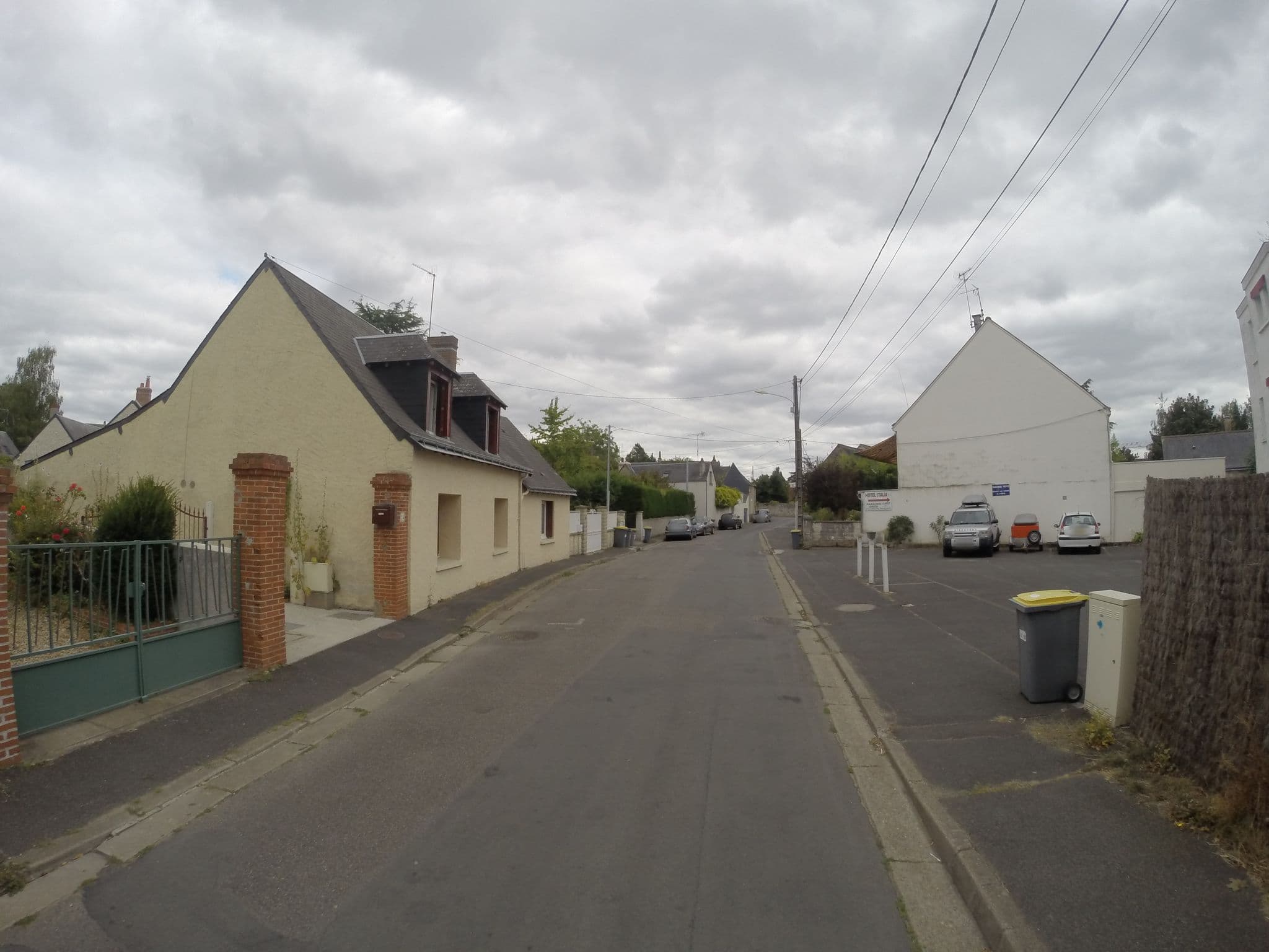 Street view near Hôtel Italia, Saint-Cyr-sur-Loire — © bibiduchili (CC BY-SA · Mapillary)