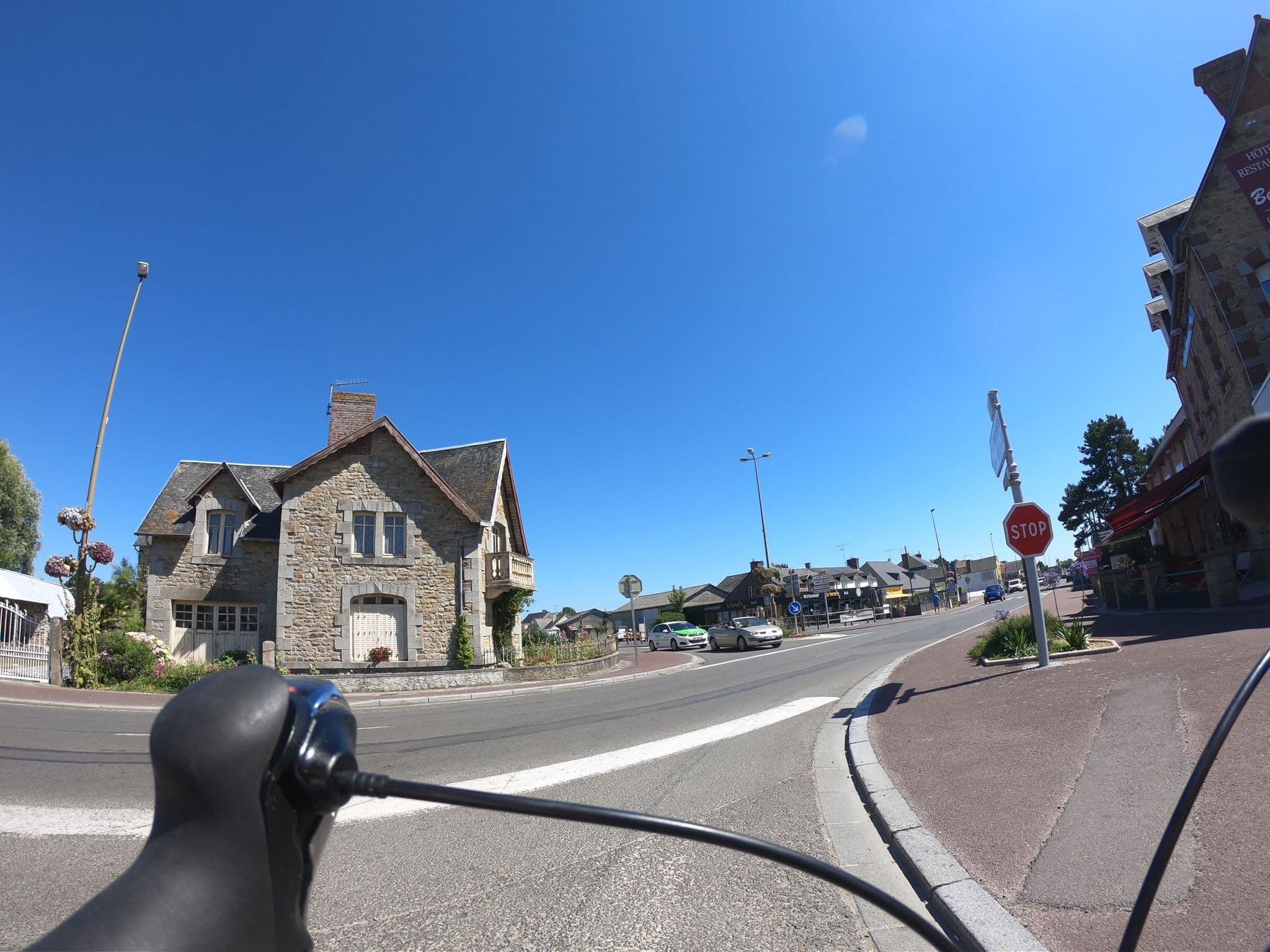 Street view near Hôtel Restaurant Le Beauvoir, Pontorson — © htonchia (CC BY-SA · Mapillary)