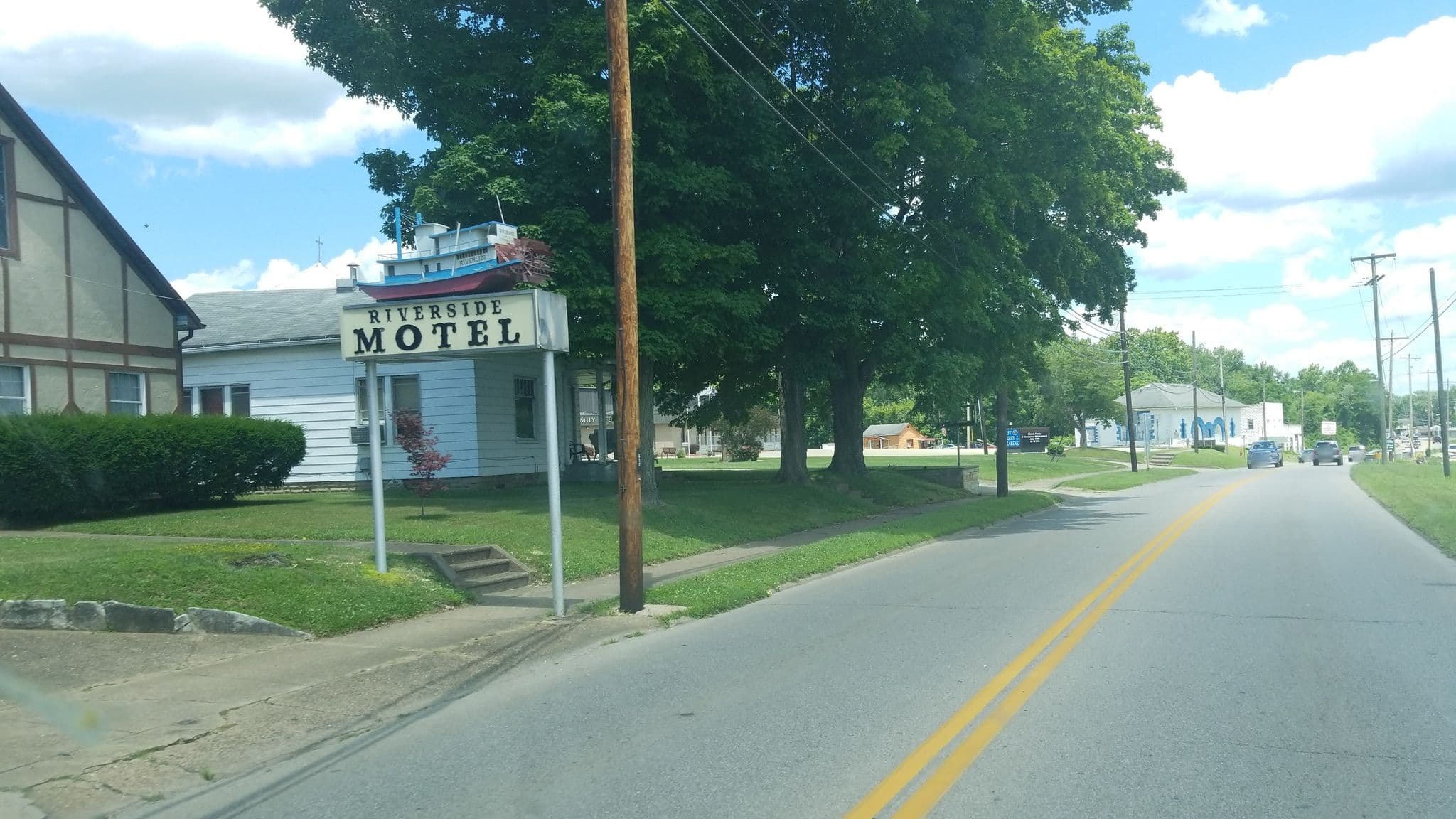 Street view near Riverside Motel, Gallipolis — © jbthemilker (CC BY-SA · Mapillary)
