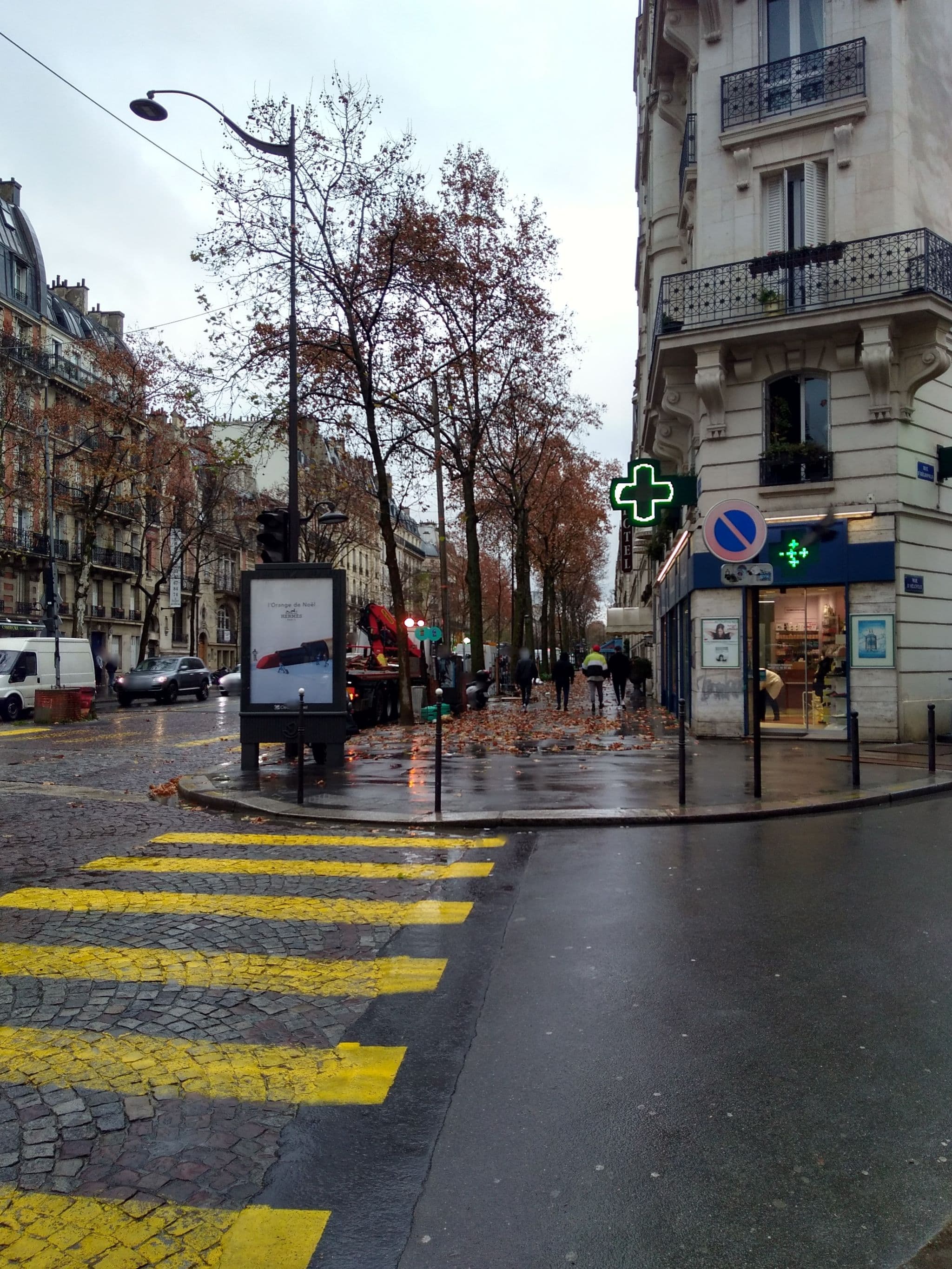 Street view near Hôtel Champerret-Héliopolis, Levallois-Perret — © nlehuby (CC BY-SA · Mapillary)