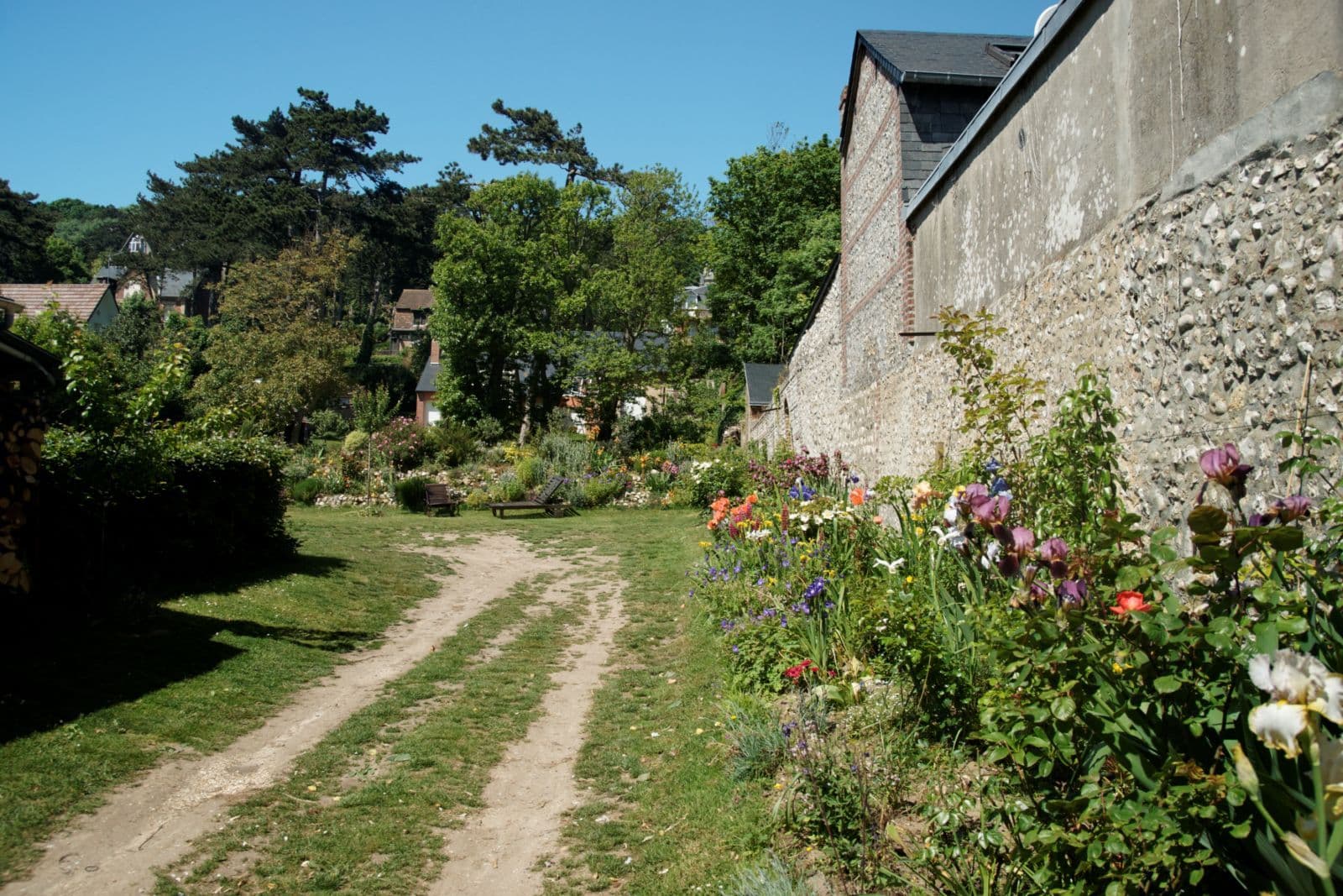 Street view near Villa les Soliers, Étretat — © txllxt (CC BY-SA · Mapillary)