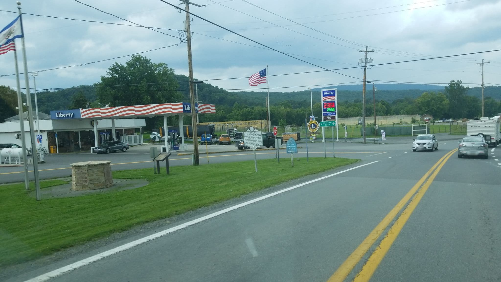 Street view near Wrenwood Inn, Fort Ashby — © jbthemilker (CC BY-SA · Mapillary)
