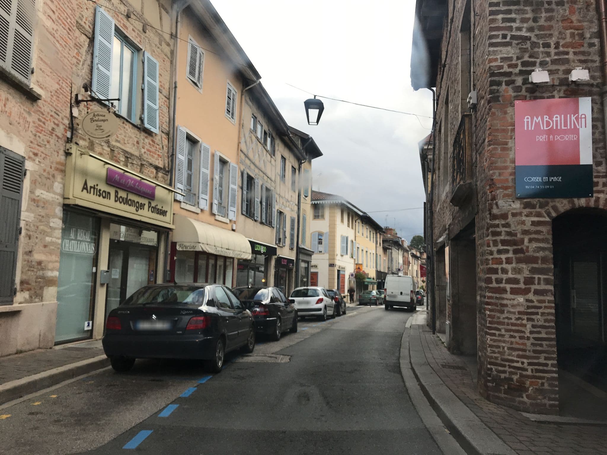 Street view near La Tour, Châtillon-sur-Chalaronne — © thepriben (CC BY-SA · Mapillary)