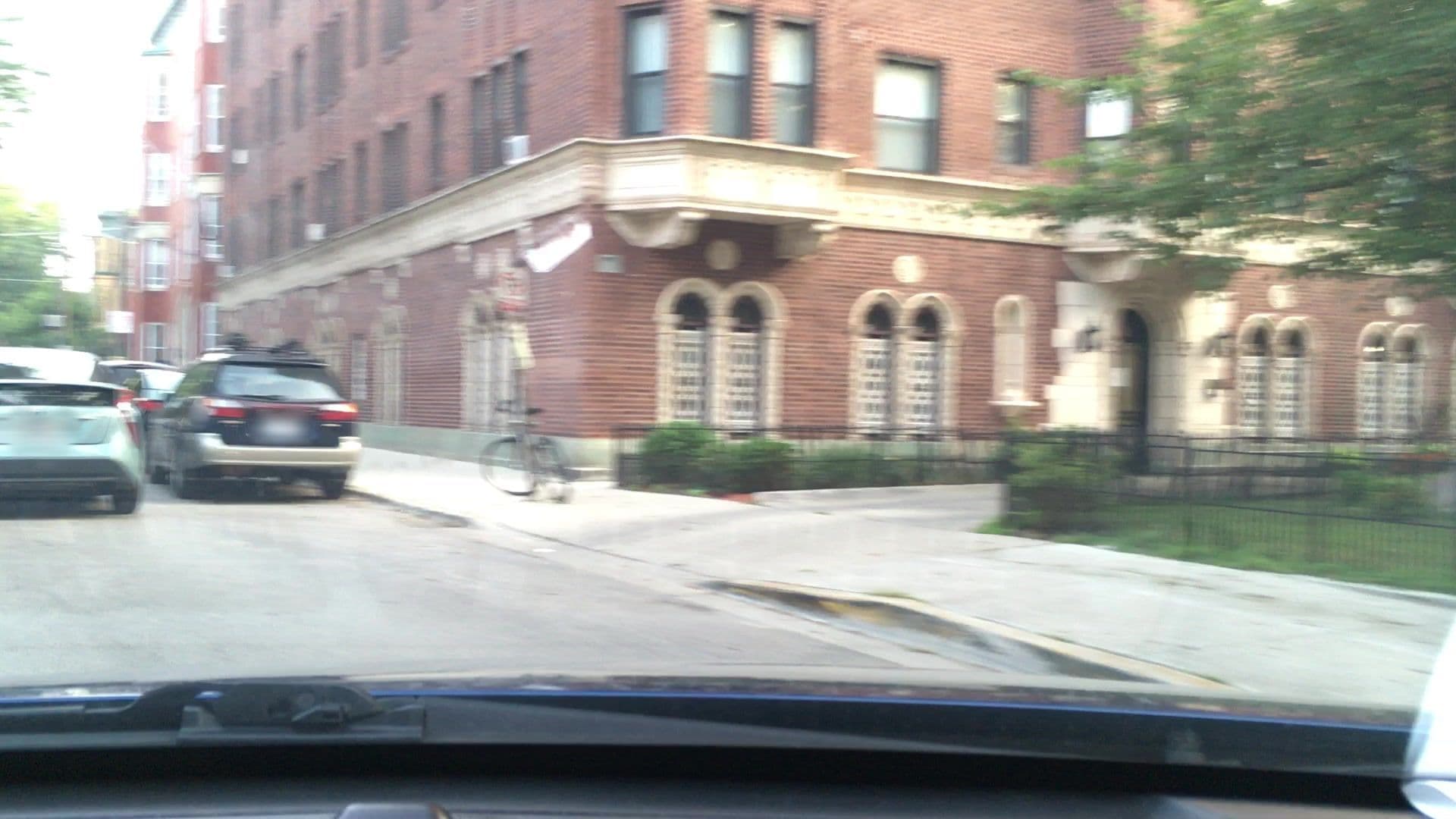 Street view near Windy City Urban Inn, Lincoln Park — © lvl5 (CC BY-SA · Mapillary)