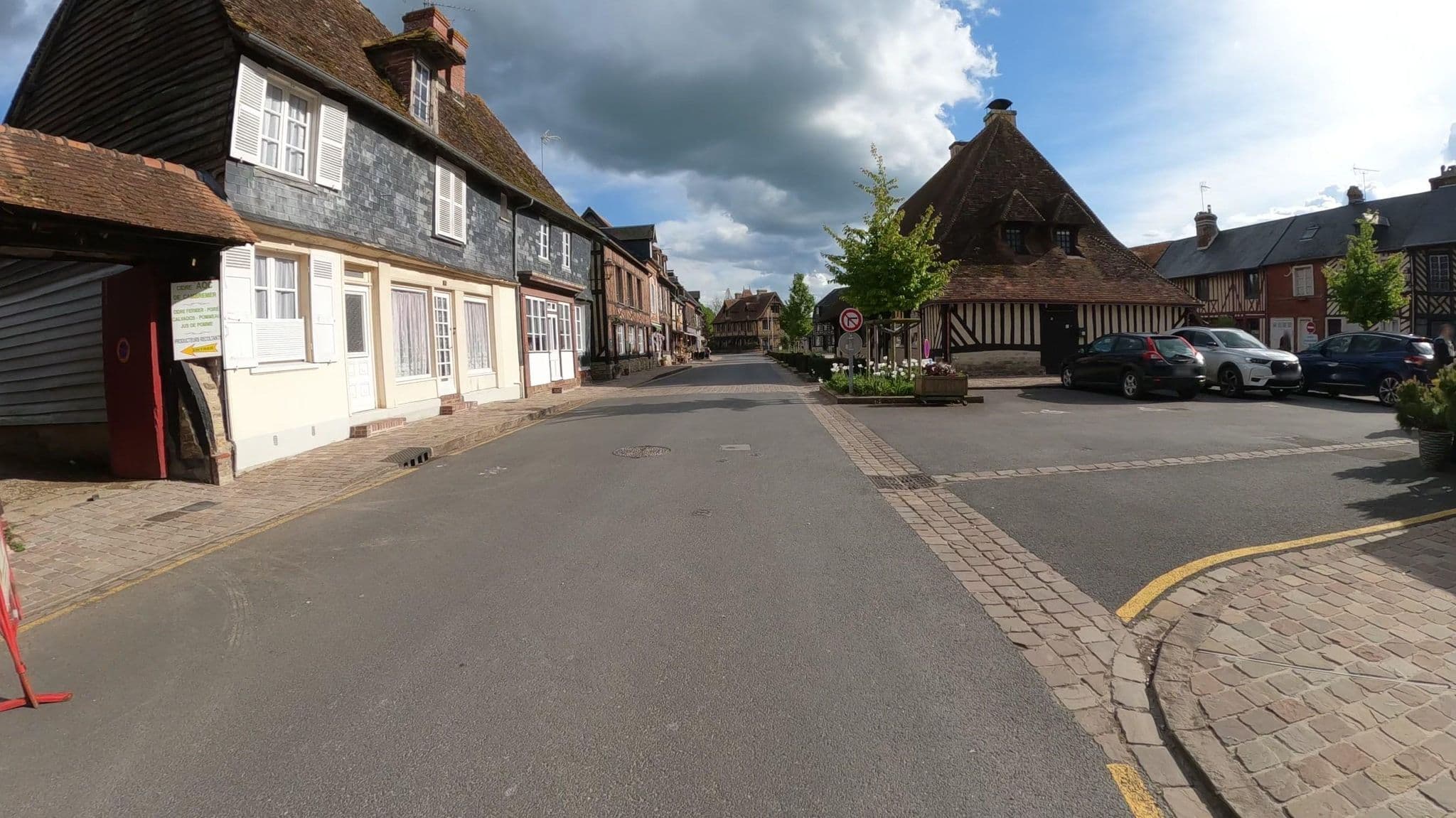 Street view near Le Baldaquin, Dozulé — © Nzau (CC BY-SA · Mapillary)