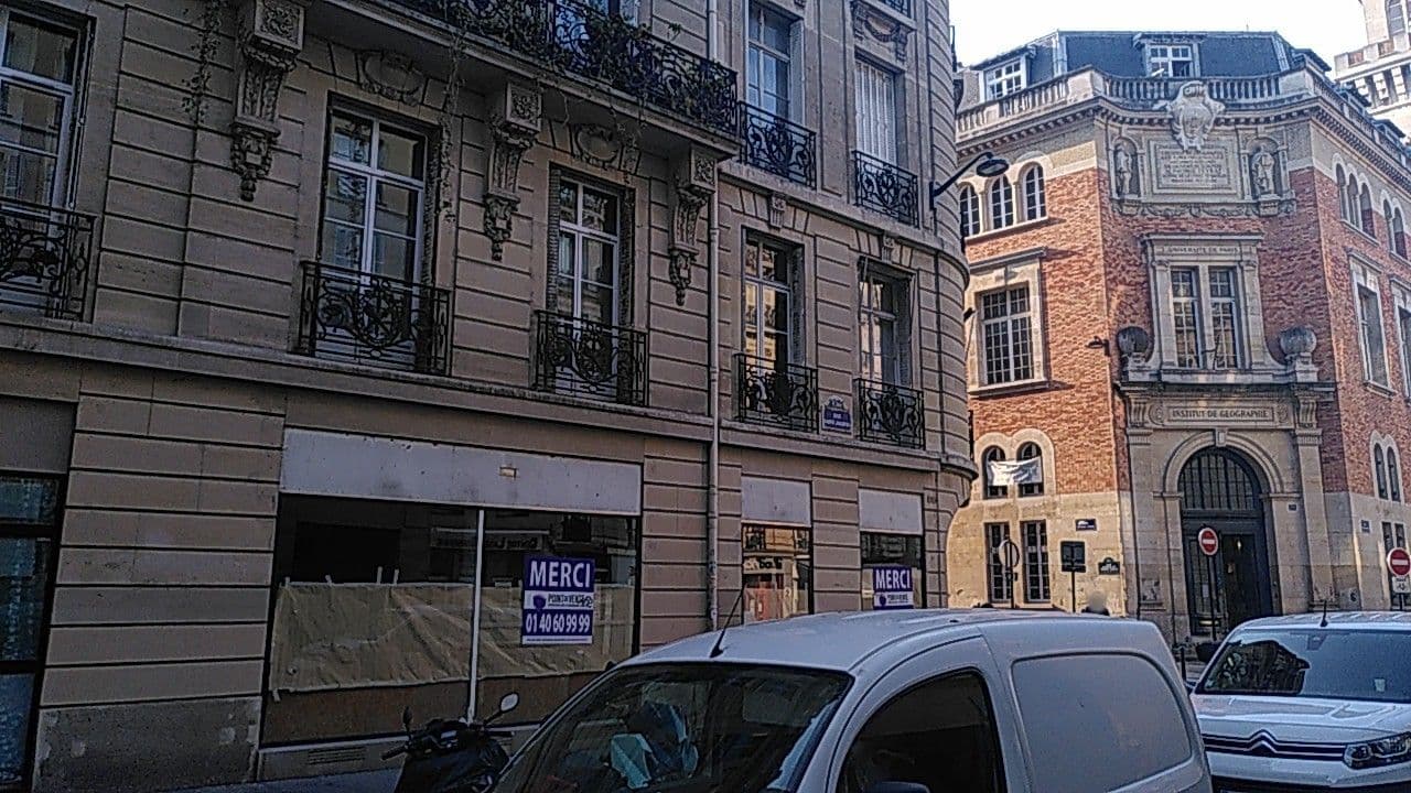 Street view near Le Petit Paris, Paris 05 Panthéon — © britze (CC BY-SA · Mapillary)