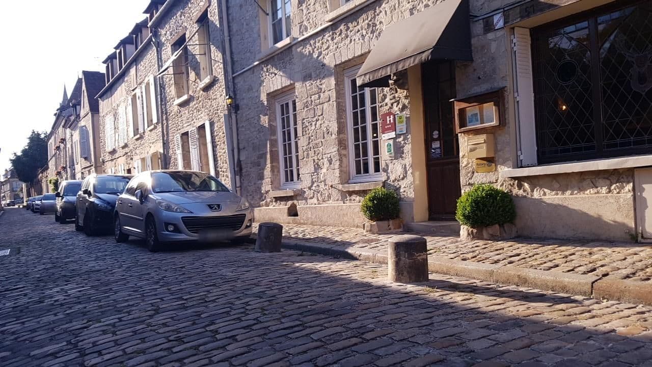 Street view near Hostellerie de la Porte Bellon, Senlis — © changchun1 (CC BY-SA · Mapillary)