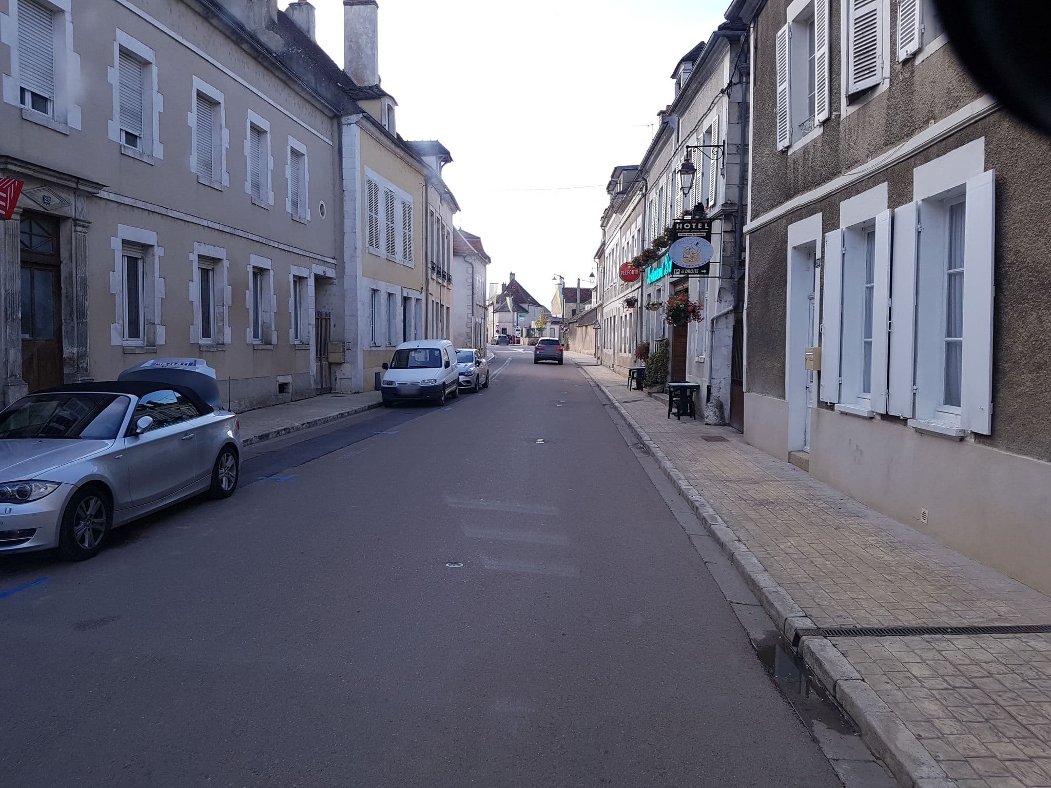 Street view near Hôtel De La Poste, Chablis — © bernardvoyageur (CC BY-SA · Mapillary)