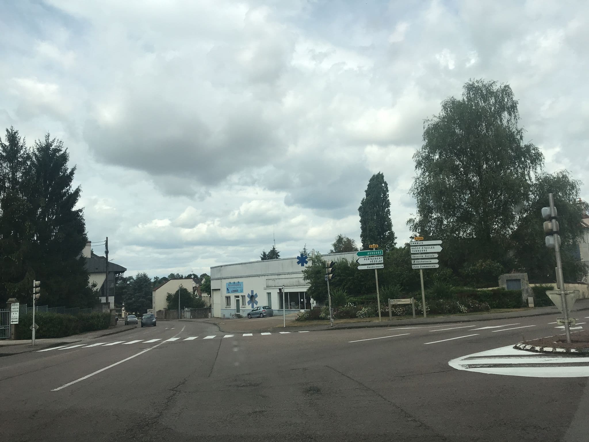 Street view near Hôtel d'Avallon Vauban, Avallon — © thepriben (CC BY-SA · Mapillary)