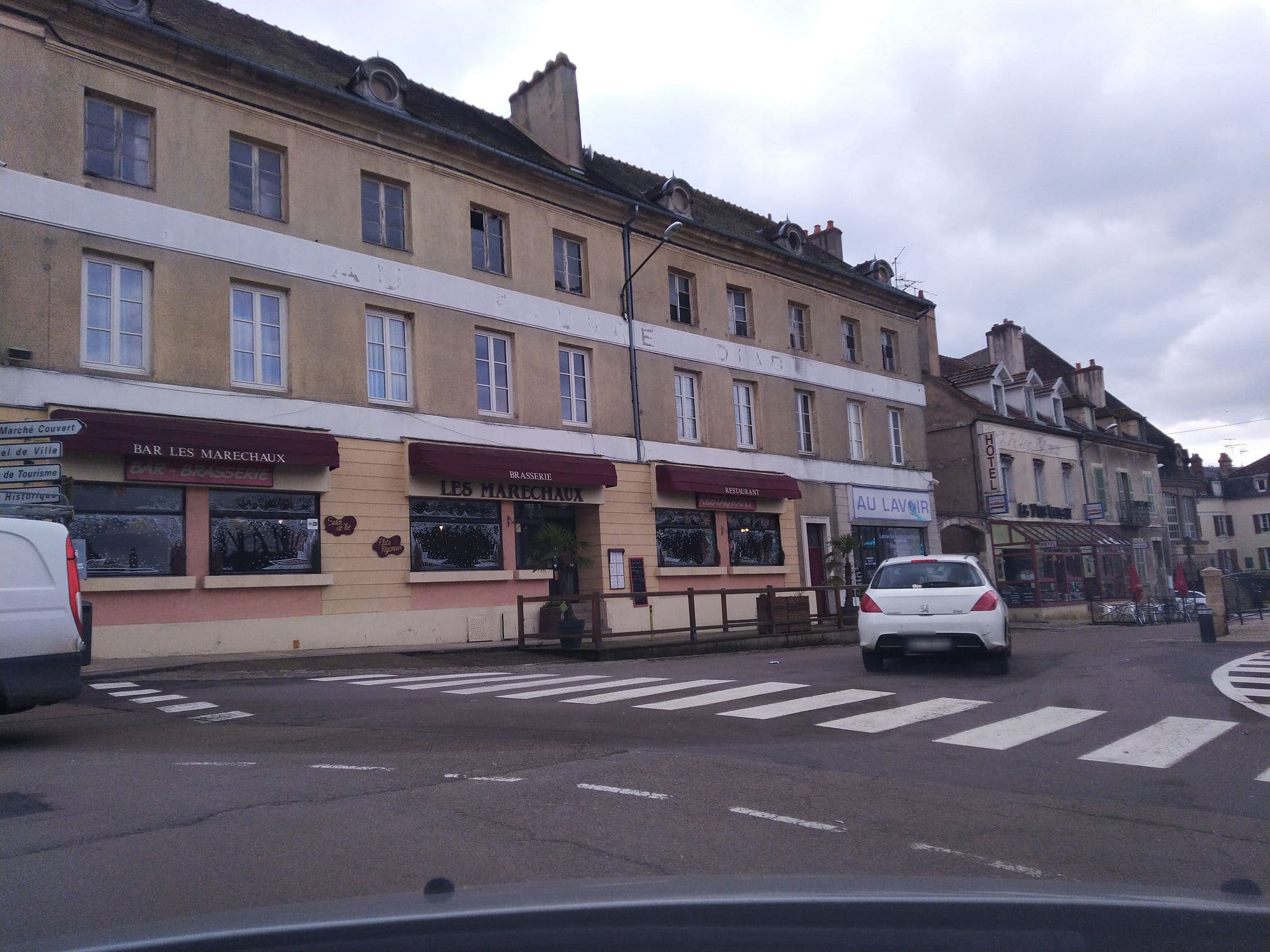 Street view near Le Pub Vauban, Hôtel café, Avallon — © plumf (CC BY-SA · Mapillary)