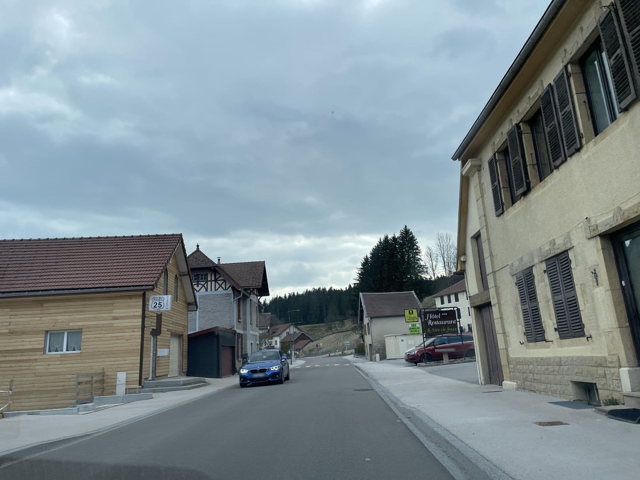 Street view near Le Sire de Joux, Gilley — © zlitus (CC BY-SA · Mapillary)