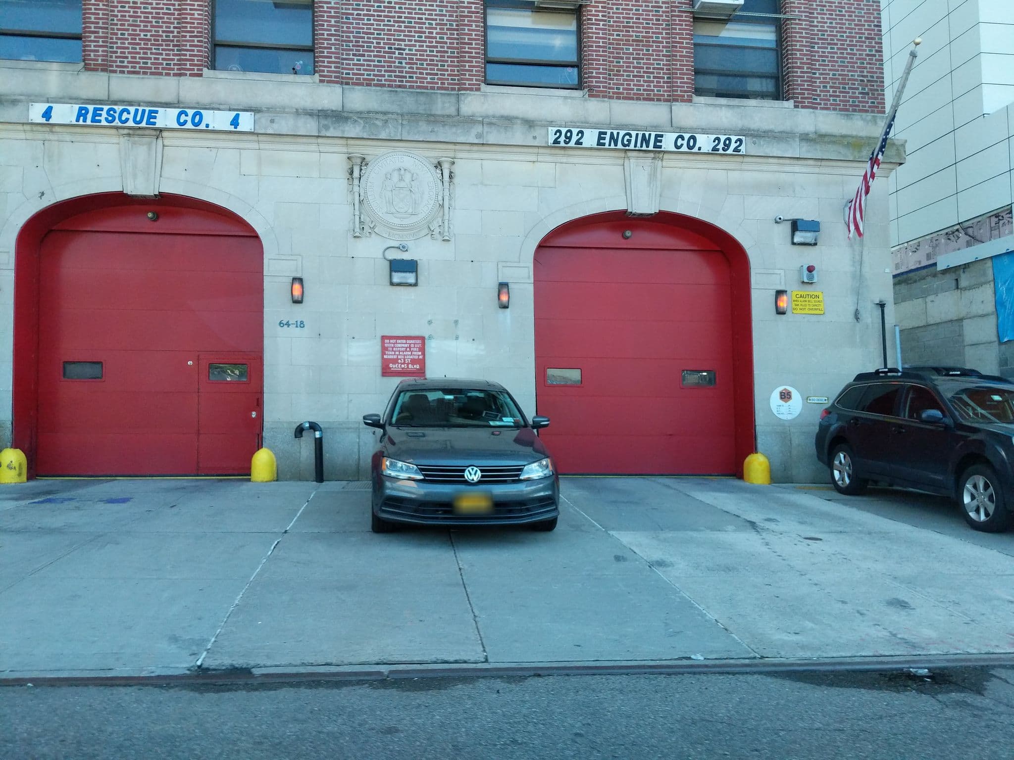 Street view near Holiday Inn Express & Suites Woodside Queens NYC, Woodside — © farlab2 (CC BY-SA · Mapillary)