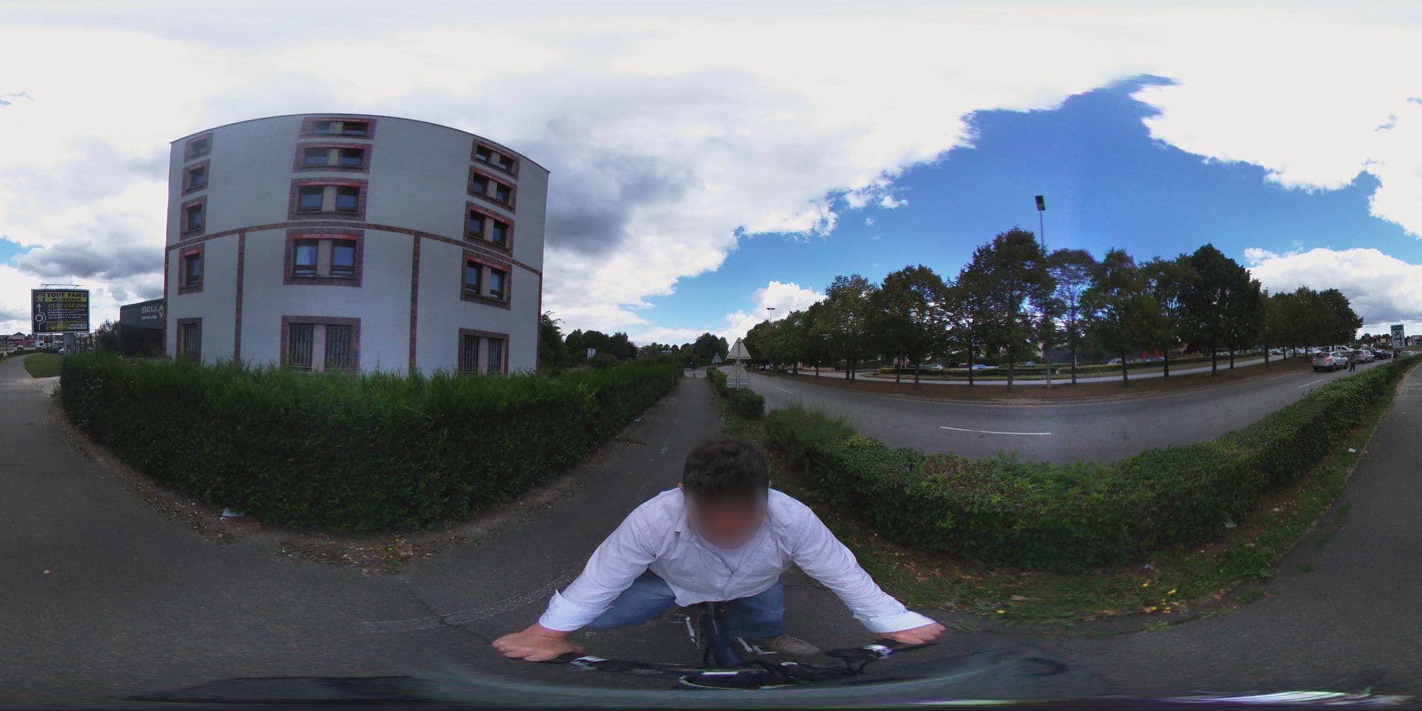 Street view near Hôtel du Golf, Coignières — © geovelo (CC BY-SA · Mapillary)