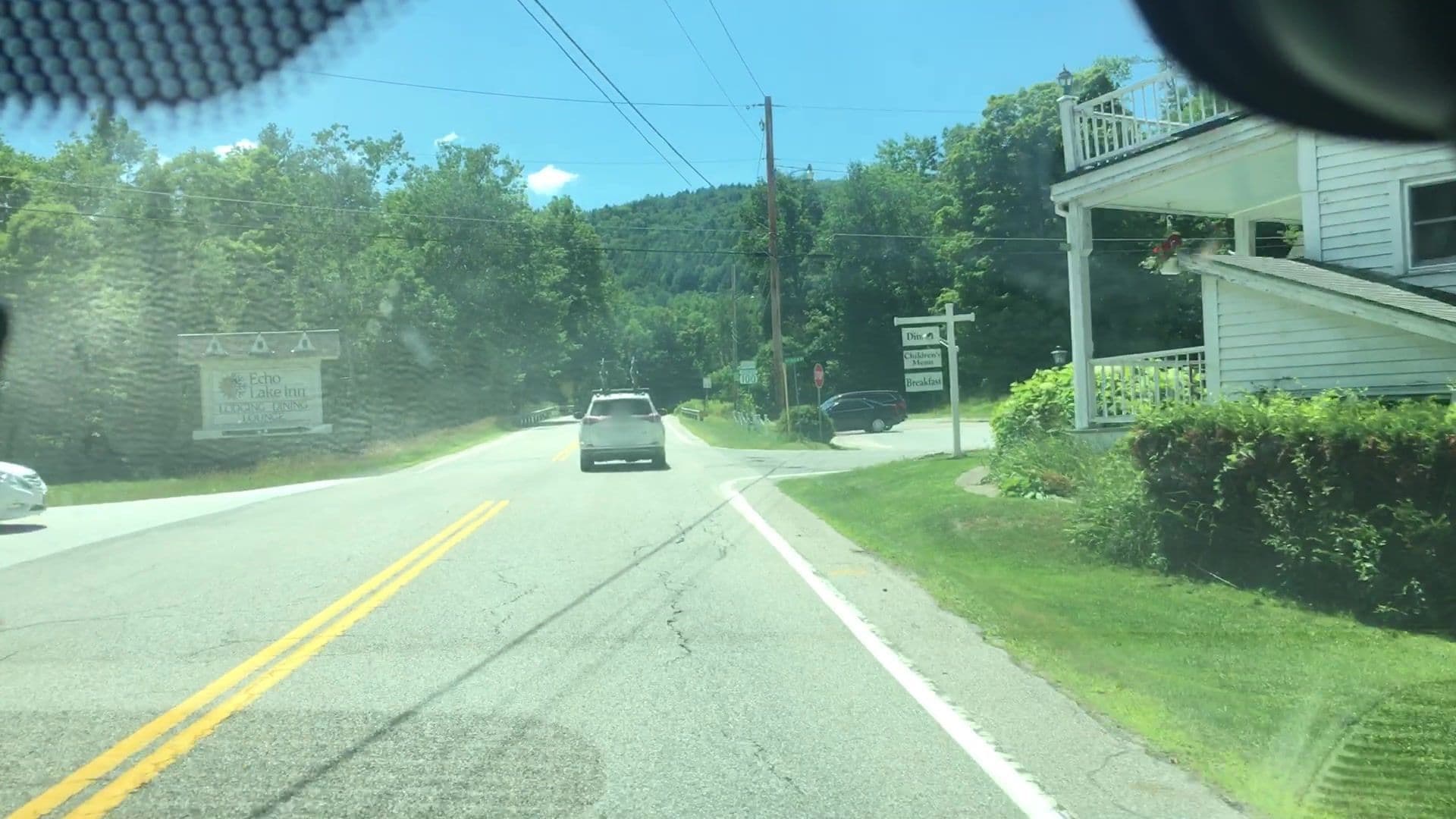 Street view near Echo Lake Inn, Clarendon — © lvl5 (CC BY-SA · Mapillary)