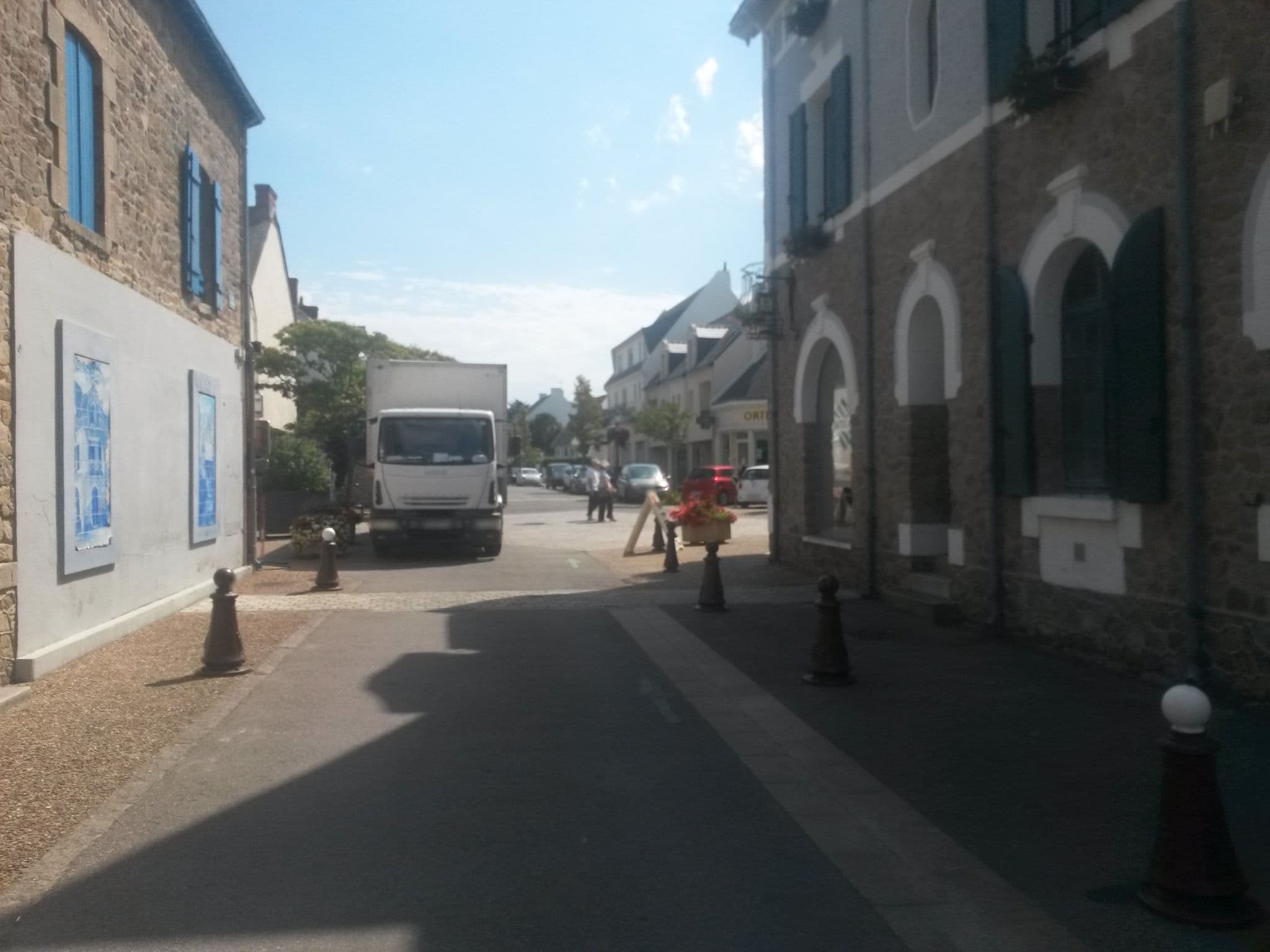 Street view near Hôtel de la Poste - Restaurant Le Castelli, Piriac-sur-Mer — © rausk (CC BY-SA · Mapillary)