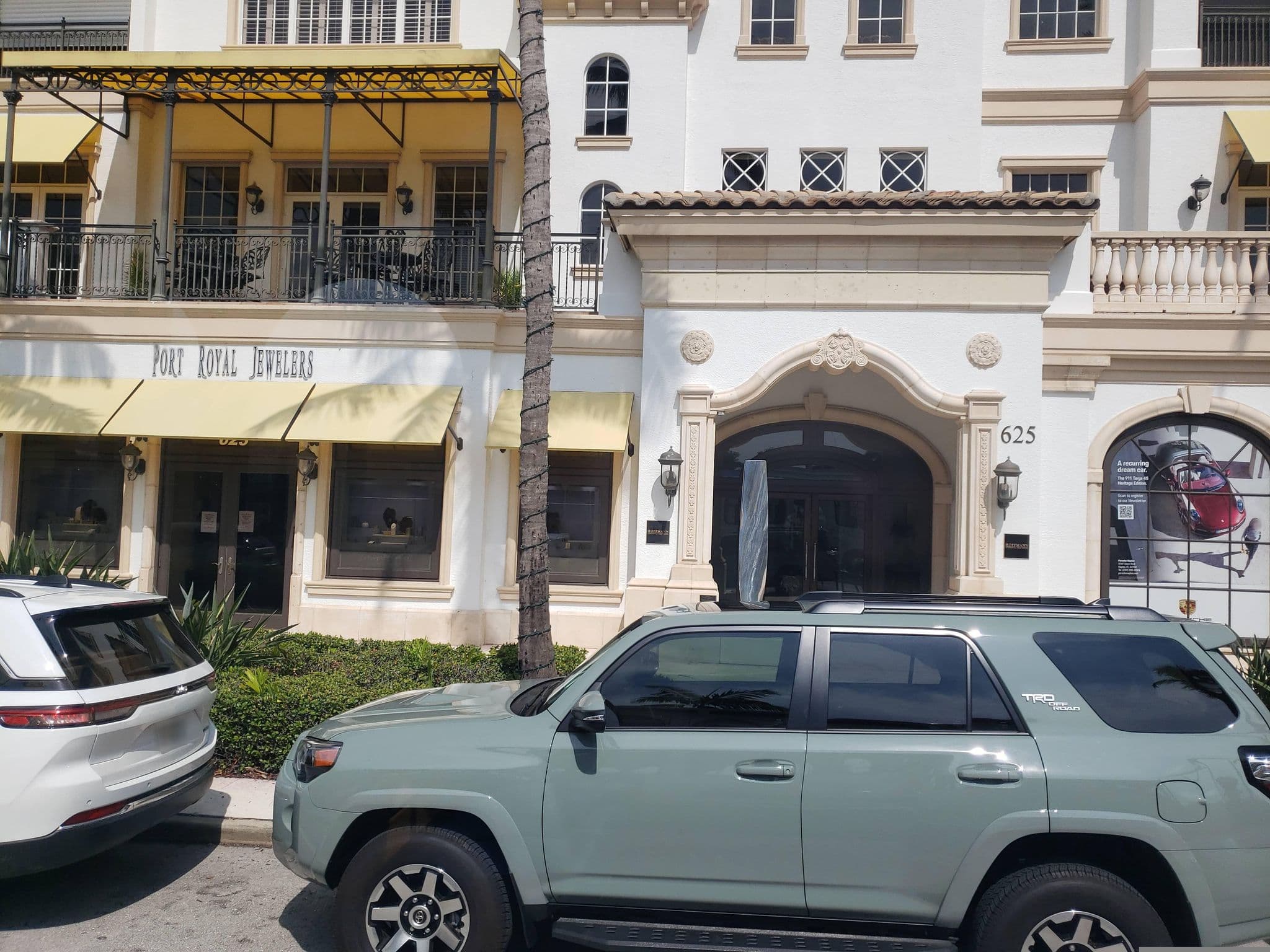 Street view near Royal Shell Vacations, Naples — © mapfool (CC BY-SA · Mapillary)