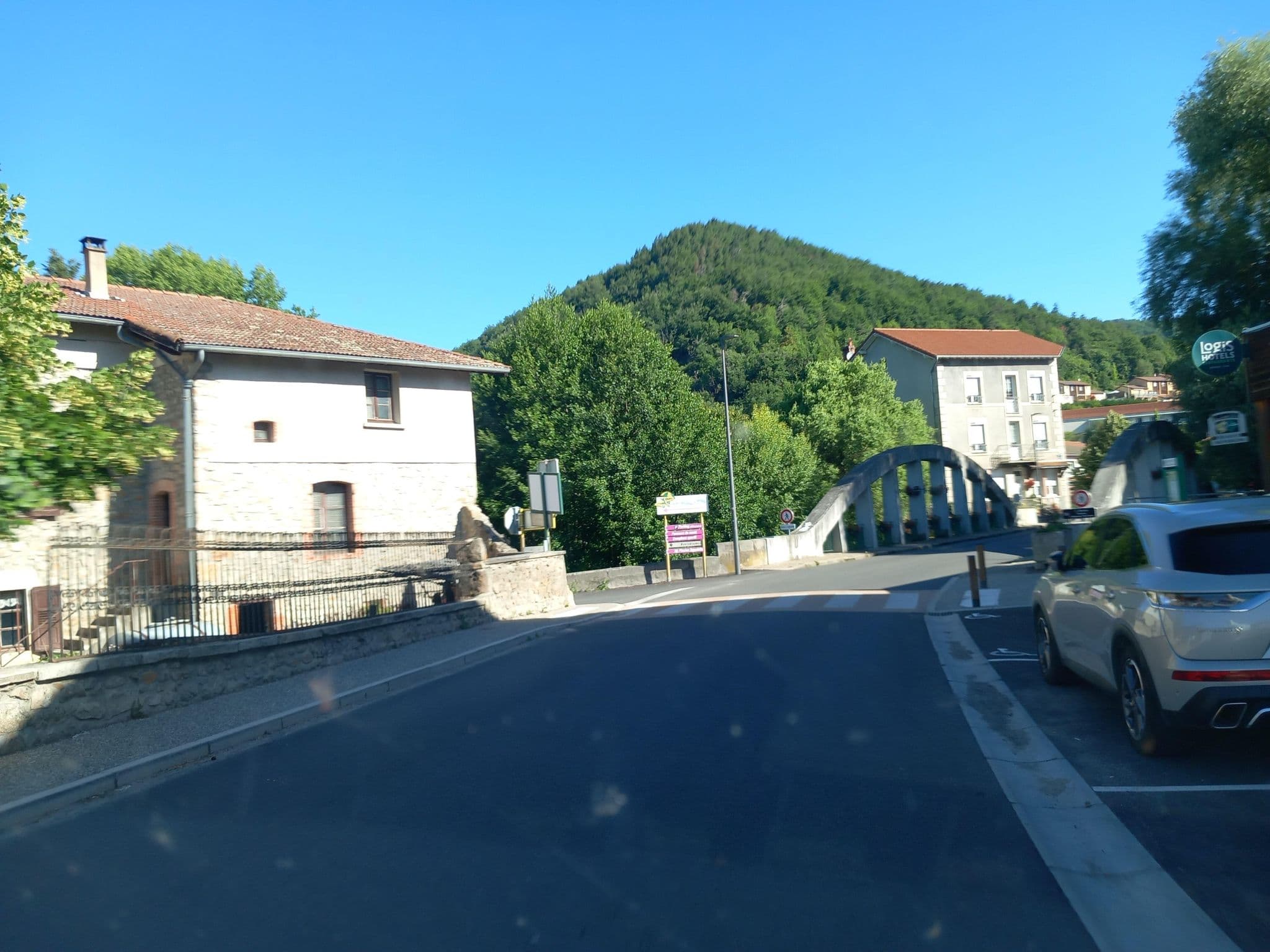 Street view near Logis Des Rives De L'Arzon, Vorey — © chrisch43 (CC BY-SA · Mapillary)
