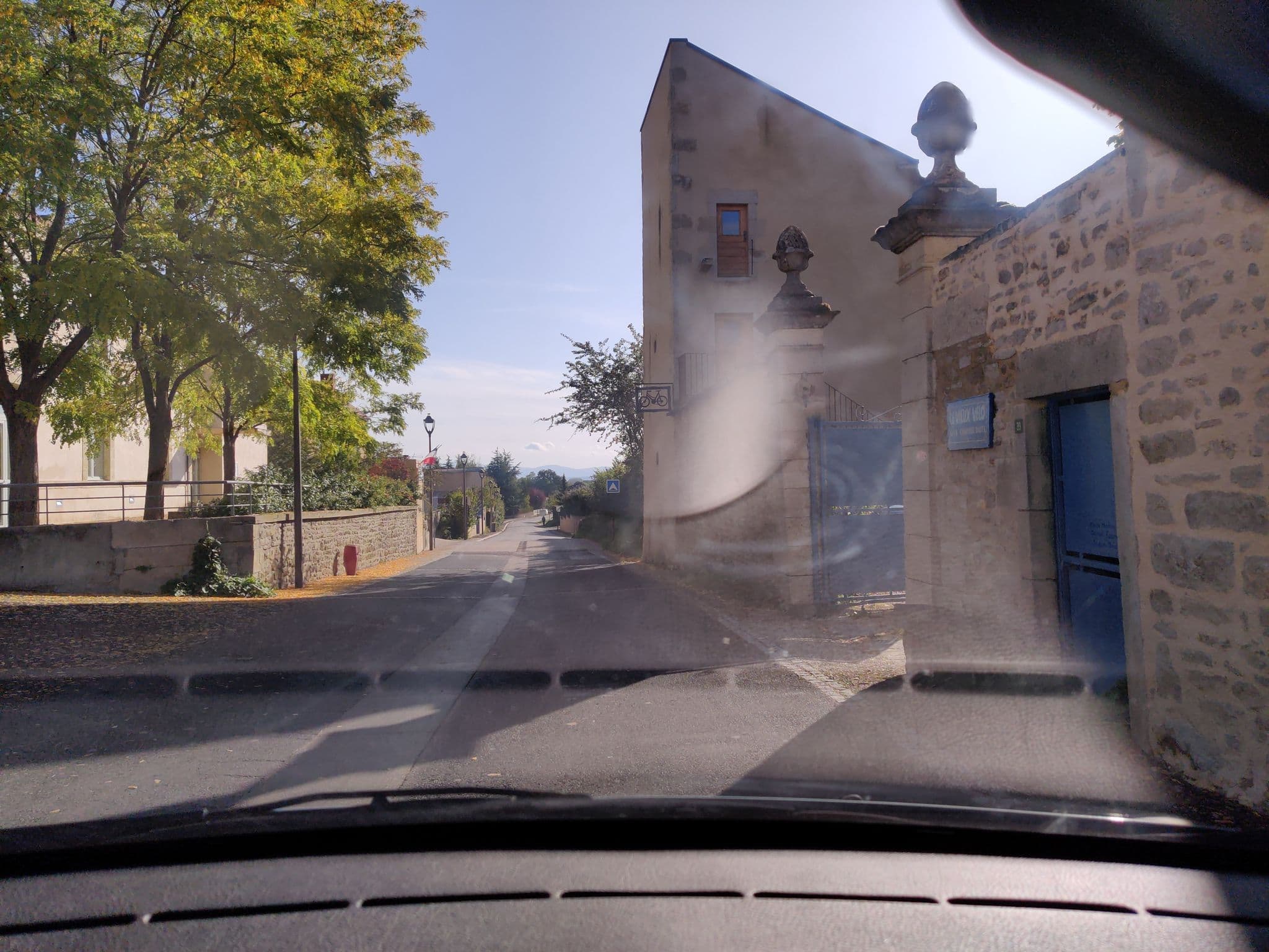 Street view near Gîte "Le vieux vélo", Aigueperse — © dereins (CC BY-SA · Mapillary)