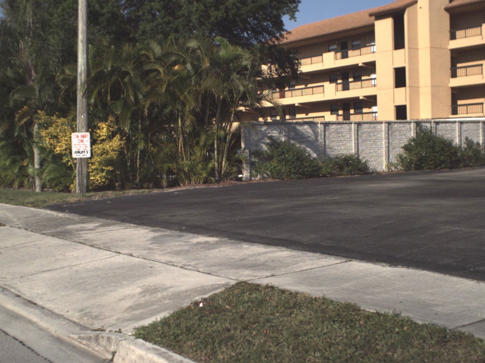 Street view near Camelot Inn, North Palm Beach — © fdot_vl (CC BY-SA · Mapillary)