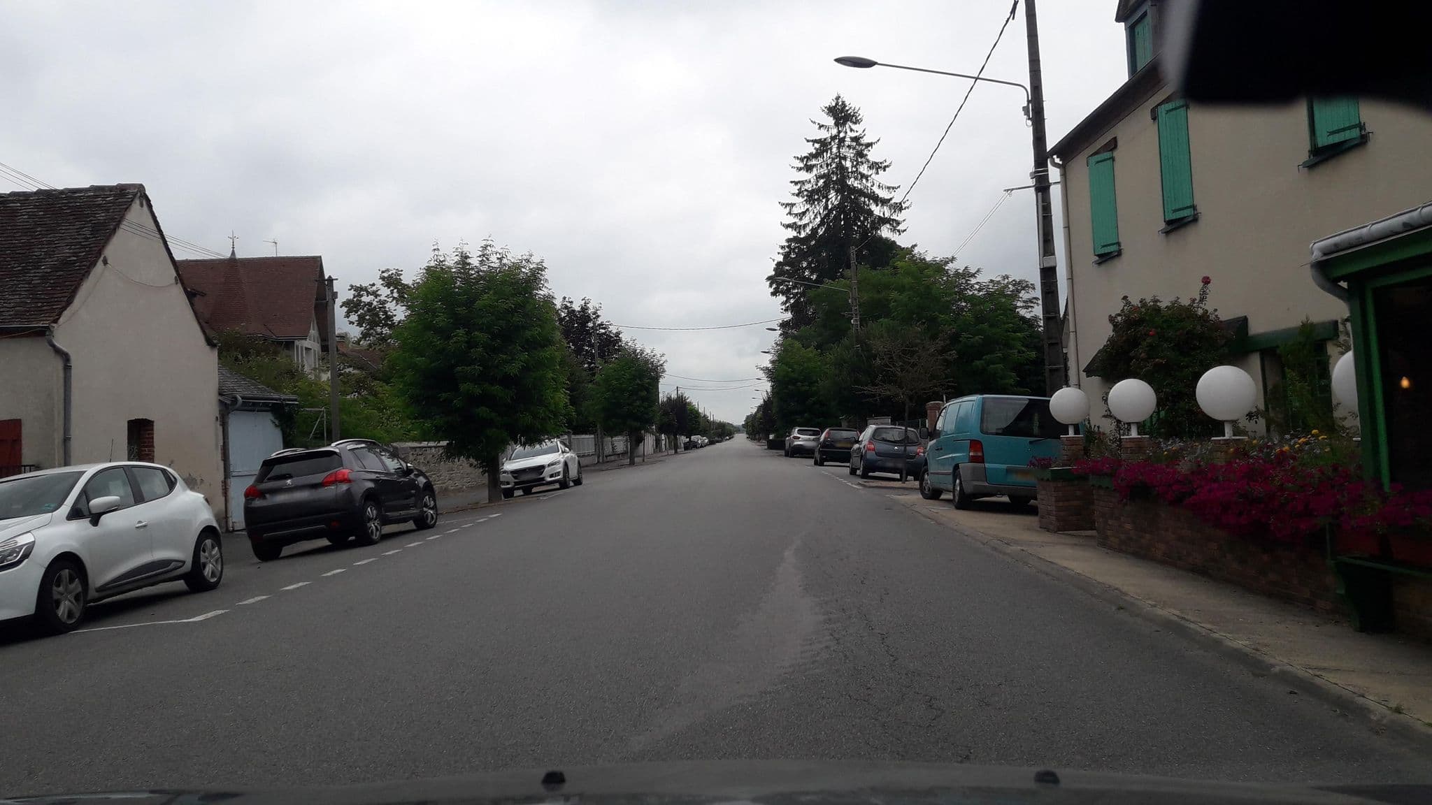 Street view near Le Lion d'Or, Gouzon — © eric_s (CC BY-SA · Mapillary)